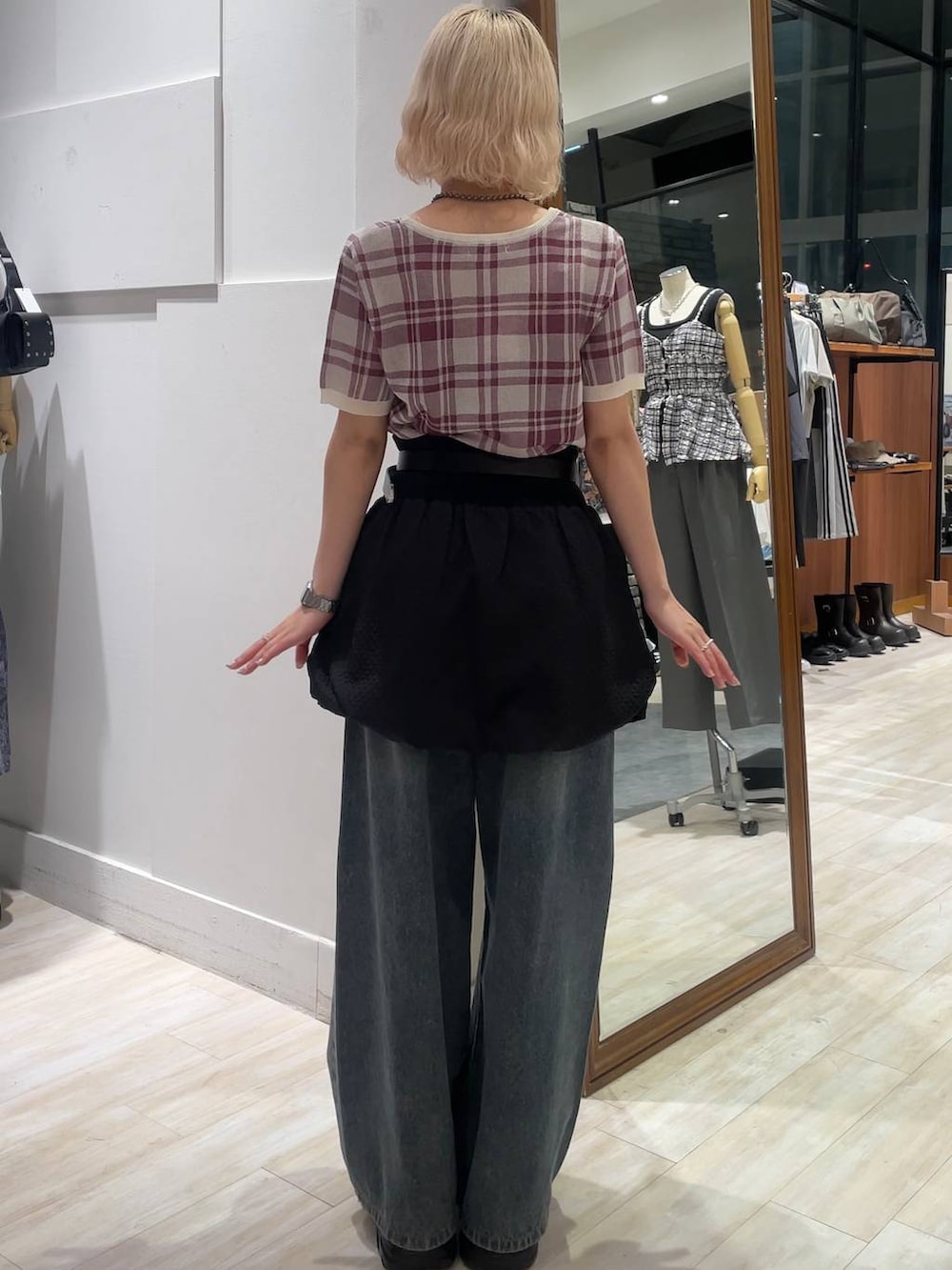 「カジュアル、個性派、差し色コーデ、オーバーサイズ、PAGEBOY、PBLIM、古着MIX、レイヤードスタイル、デニムパンツ、カジュアルコーデ、韓国系、韓国ファッション」｜「PAGEBOYのプラットチャンキースニーカー（スニーカー、ブラック系）」を使った、nya2kichanさん（レディース・158cm）の夏コーディネートの3枚目の写真