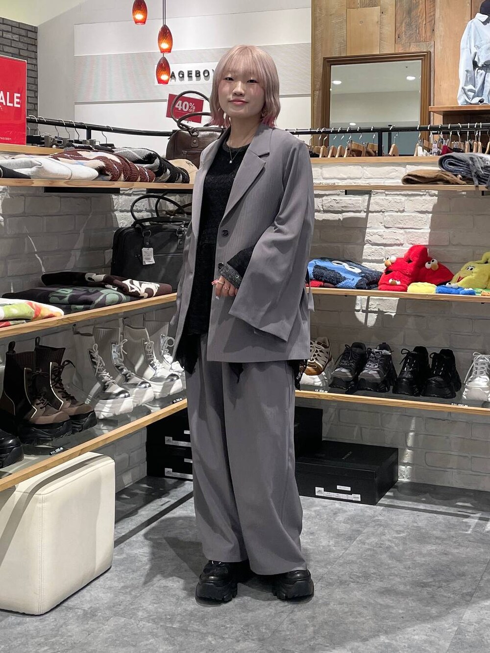 ブラック系のスニーカー、シルバー系のTシャツ/カットソー、グレー系のデニムパンツを着用したレディースの冬コーディネートの6枚目の写真