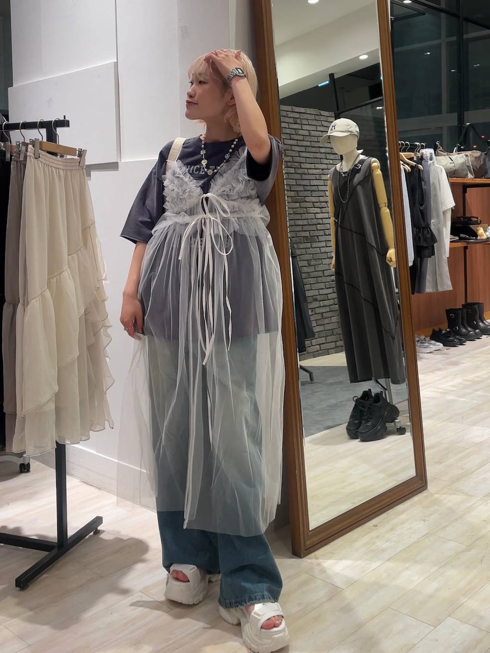 「個性派、カジュアル、差し色コーデ、オーバーサイズ、PAGEBOY、PBLIM、古着MIX、レイヤードスタイル、ワンピース、Tシャツ」｜「PAGEBOYのクラシックデニムパンツ（デニムパンツ、ブルー系）」を使った、nya2kichanさん（レディース・158cm）の夏コーディネートの4枚目の写真