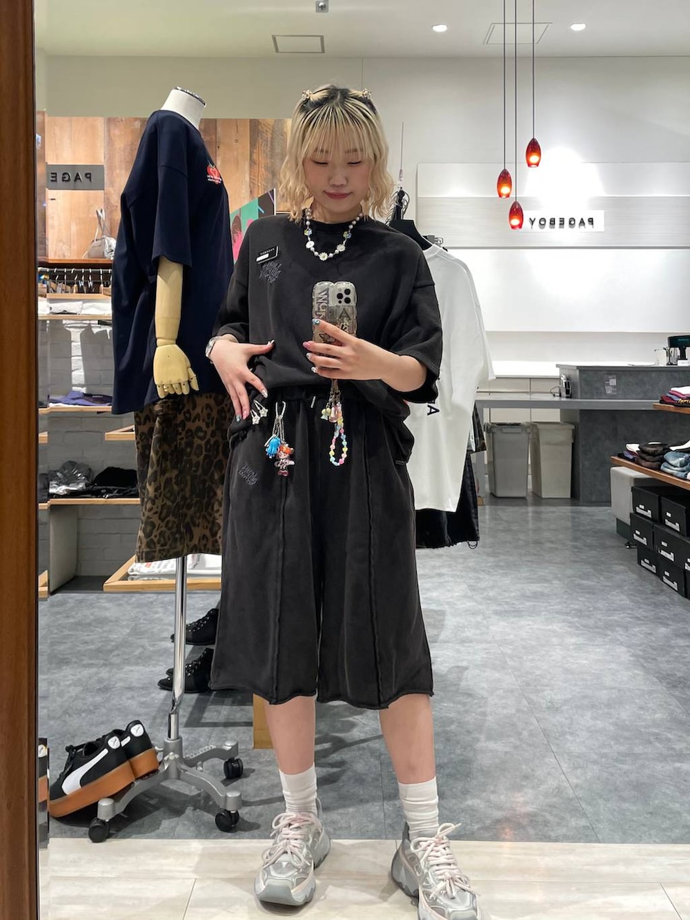 「カジュアル、個性派、差し色コーデ、オーバーサイズ、PAGEBOY、PBLIM、古着MIX、レイヤードスタイル、ハーフパンツ、セットアップ、メンズライク、カジュアルコーデ、スウェットパンツ、スウェット、Tシャツ」｜「PBLIMの《UNISEX/セットアップ対応》アップリケロゴプルオーバー（Tシャツ/カットソー、ブラック系）」を使った、nya2kichanさん（レディース・158cm）の夏コーディネートの4枚目の写真