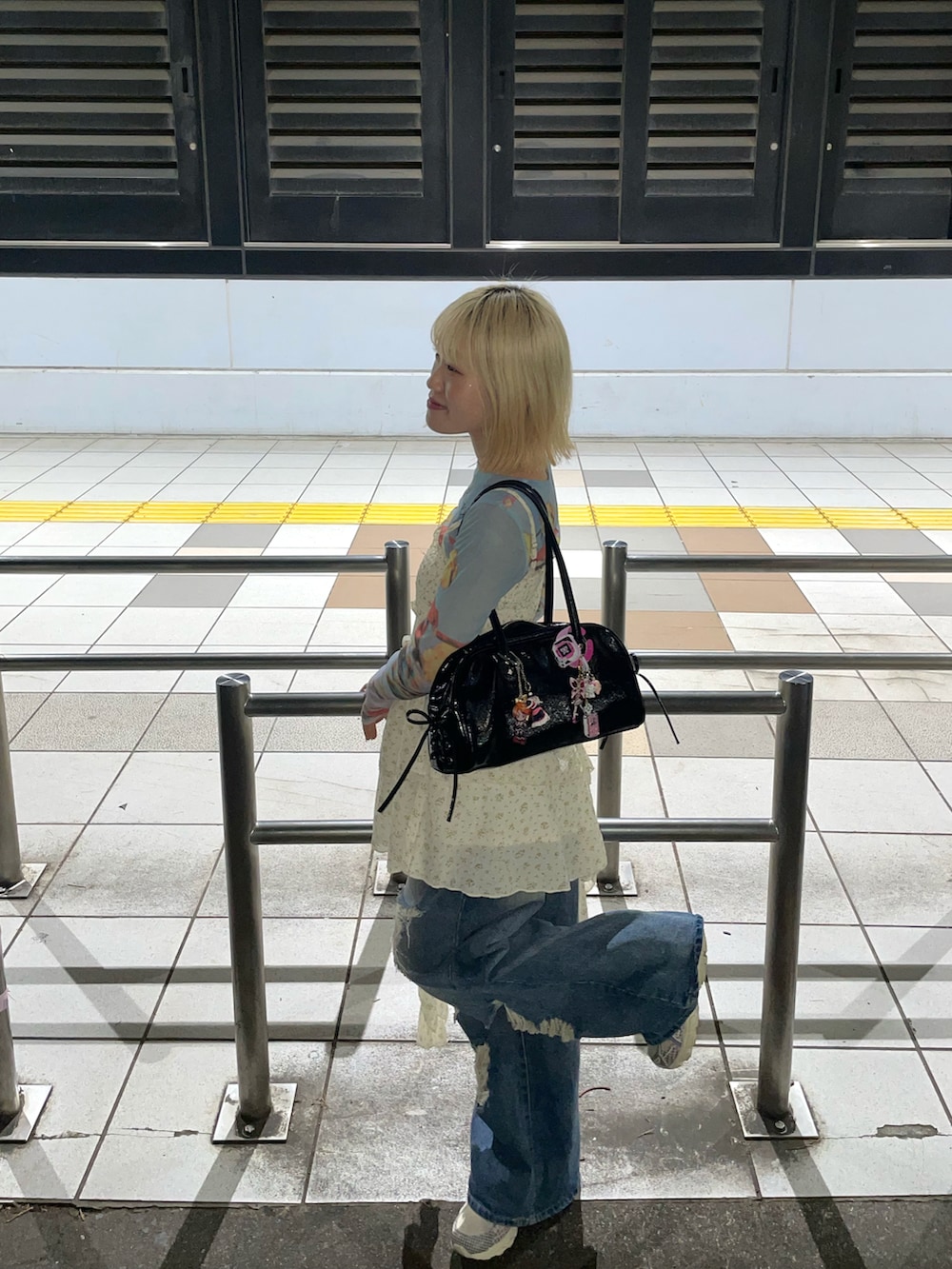 「レイヤードスタイル、シアートップス、韓国ファッション、カラーコーデ、カジュアルガーリー、PAGEBOY、jouetie、ダメージデニムパンツ」｜「PAGEBOYのレースアップボストンBAG（ショルダーバッグ、ブラック系）」を使った、nya2kichanさん（骨格ナチュラル・レディース・158cm）の夏コーディネートの3枚目の写真