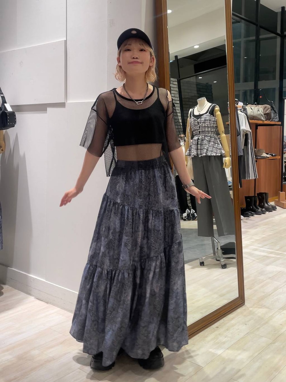 「カジュアル、個性派、差し色コーデ、オーバーサイズ、PAGEBOY、PBLIM、古着MIX、レイヤードスタイル、スカート、ロングスカート、キャップ」｜「PAGEBOYのプラットチャンキースニーカー（スニーカー、ブラック系）」を使った、nya2kichanさん（レディース・158cm）の夏コーディネートの3枚目の写真