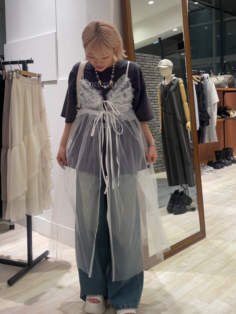 「個性派、カジュアル、差し色コーデ、オーバーサイズ、PAGEBOY、PBLIM、古着MIX、レイヤードスタイル、ワンピース、Tシャツ」｜「PAGEBOYのクラシックデニムパンツ（デニムパンツ、ブルー系）」を使った、nya2kichanさん（レディース・158cm）の夏コーディネートの3枚目の写真