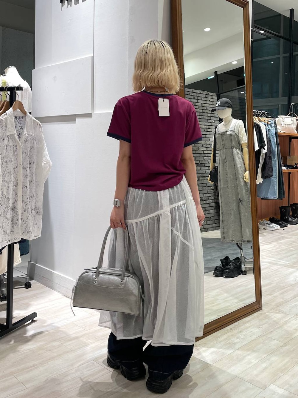 「カジュアル、個性派、差し色コーデ、オーバーサイズ、PAGEBOY、PBLIM、古着MIX、レイヤードスタイル、Tシャツ、カジュアルコーデ、ロングスカート、デニムパンツ」｜「PAGEBOYのプラットチャンキースニーカー（スニーカー、ブラック系）」を使った、nya2kichanさん（レディース・158cm）の夏コーディネートの4枚目の写真