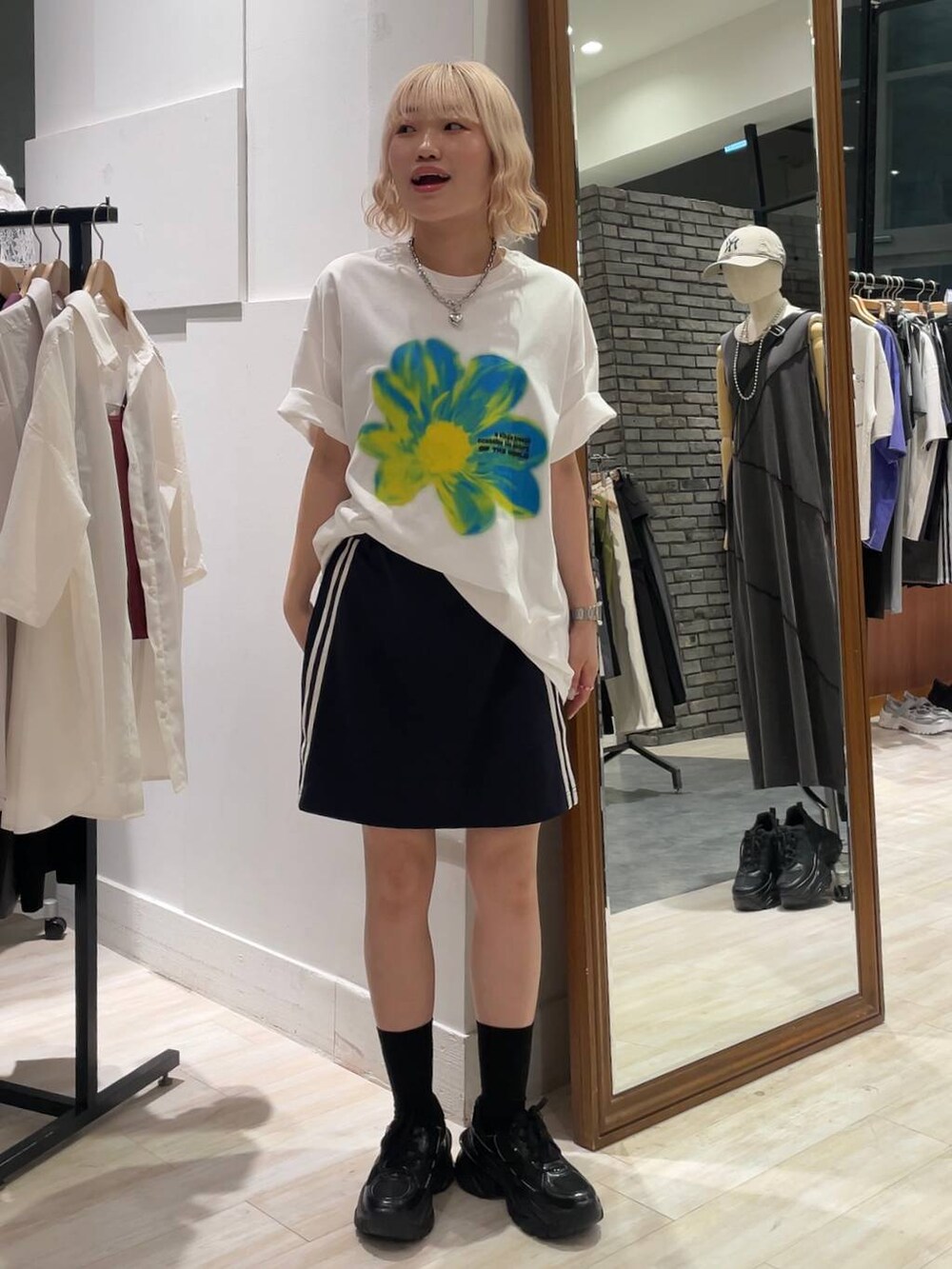 「個性派、差し色コーデ、オーバーサイズ、PAGEBOY、PBLIM、古着MIX、レイヤードスタイル、カジュアル、カジュアルコーデ、韓国系、韓国ファッション、Tシャツ」｜「PAGEBOYのダットコンビソールスニーカー（スニーカー、ブラック系）」を使った、nya2kichanさん（レディース・158cm）の夏コーディネートの3枚目の写真
