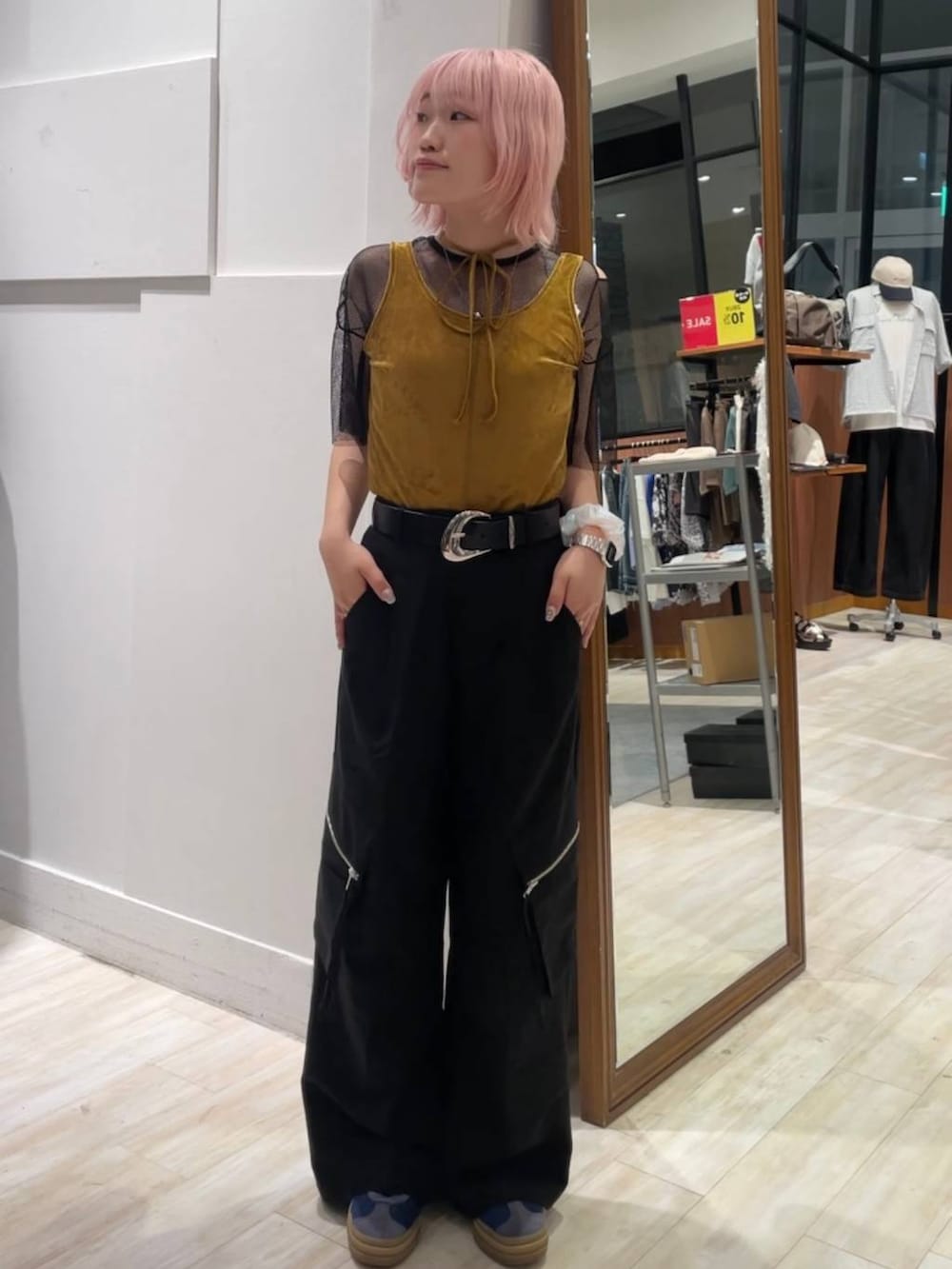 「カジュアル、個性派、差し色コーデ、オーバーサイズ、PAGEBOY、PBLIM、古着MIX、レイヤードスタイル、秋コーデ、カジュアルコーデ、秋冬新作」｜「PAGEBOYのTRカーゴスラックス（カーゴパンツ、ブラック系）」を使った、nya2kichanさん（レディース・158cm）の夏コーディネートの3枚目の写真