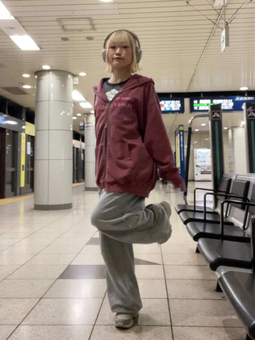 「カジュアル、個性派、差し色コーデ、オーバーサイズ、PAGEBOY、PBLIM、古着MIX、レイヤードスタイル、スウェット、スウェットパンツ、パーカー、休日コーデ」｜「PAGEBOYのタックスウェットパンツ（スウェットパンツ、グレー系）」を使った、nya2kichanさん（レディース・158cm）の夏コーディネートの4枚目の写真