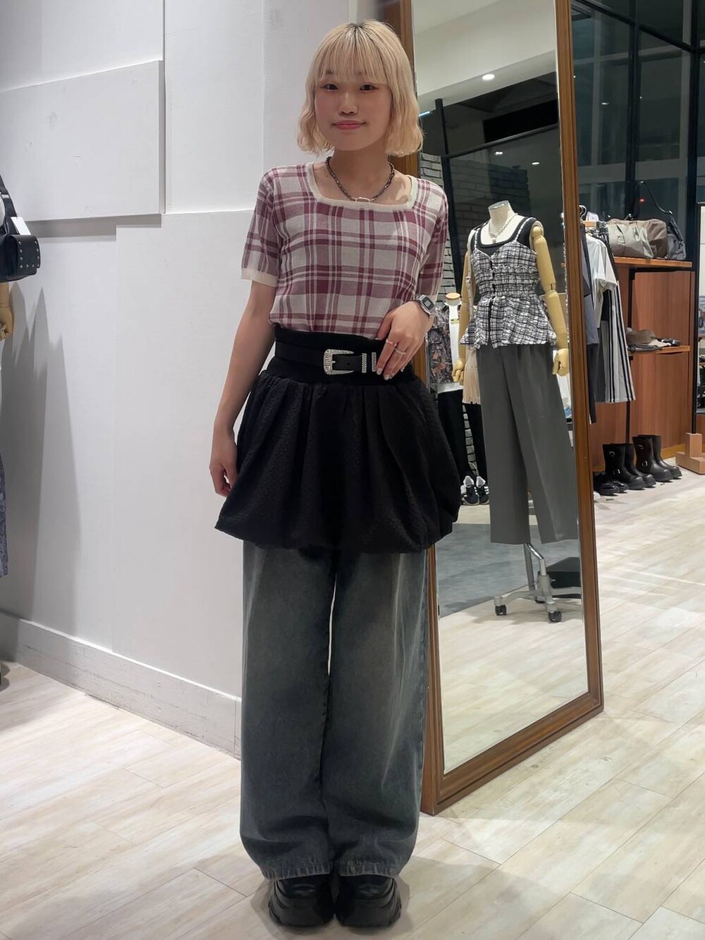 「カジュアル、個性派、差し色コーデ、オーバーサイズ、PAGEBOY、PBLIM、古着MIX、レイヤードスタイル、デニムパンツ、カジュアルコーデ、韓国系、韓国ファッション」｜「PAGEBOYのプラットチャンキースニーカー（スニーカー、ブラック系）」を使った、nya2kichanさん（レディース・158cm）の夏コーディネートの2枚目の写真