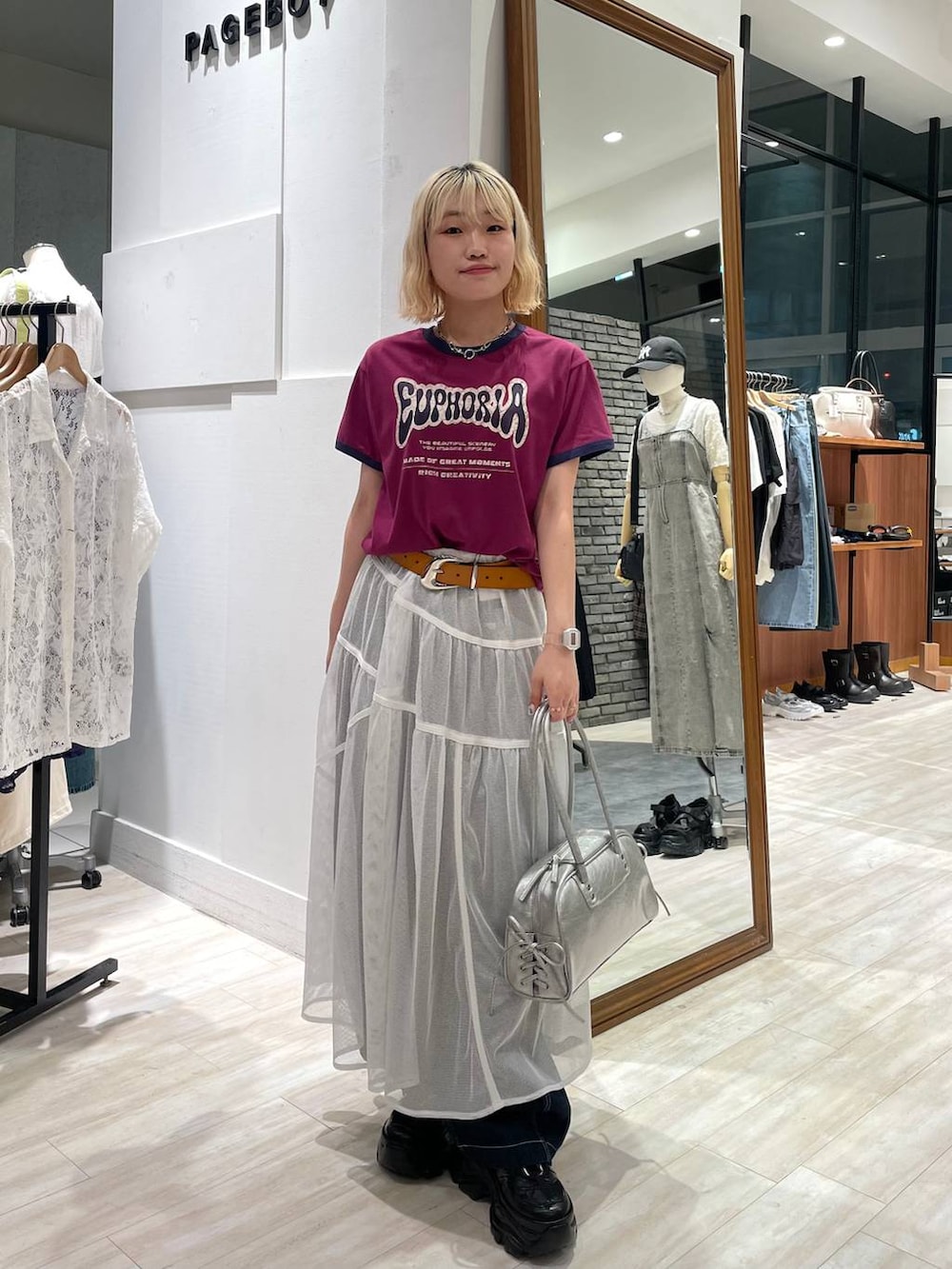 「カジュアル、個性派、差し色コーデ、オーバーサイズ、PAGEBOY、PBLIM、古着MIX、レイヤードスタイル、Tシャツ、カジュアルコーデ、ロングスカート、デニムパンツ」｜「PAGEBOYのプラットチャンキースニーカー（スニーカー、ブラック系）」を使った、nya2kichanさん（レディース・158cm）の夏コーディネートの5枚目の写真