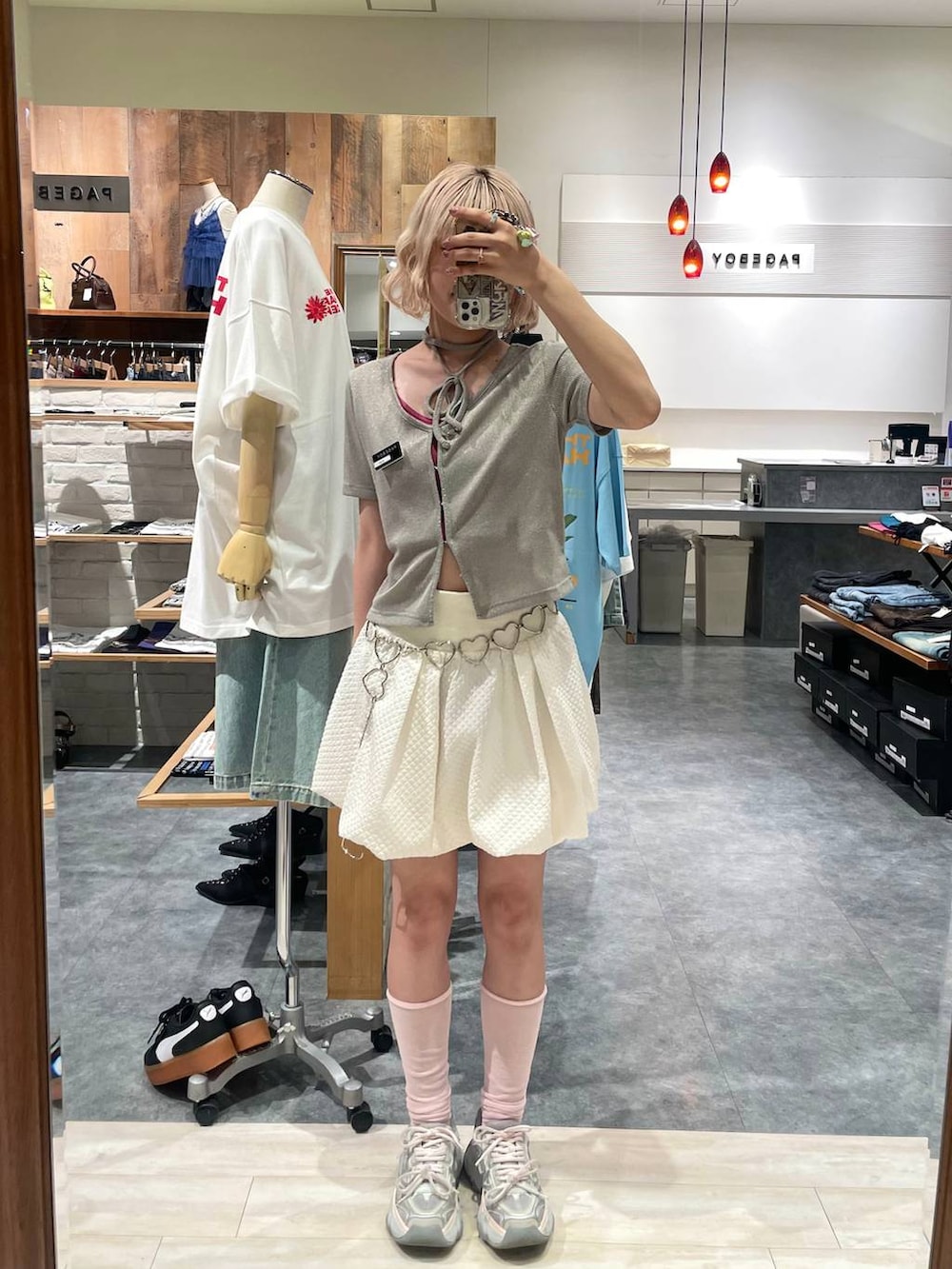 「カジュアル、個性派、差し色コーデ、オーバーサイズ、PAGEBOY、PBLIM、古着MIX、レイヤードスタイル、キラキラアイテム、ミニスカート、スカート」｜「PAGEBOYのカップツキFITキャミ（キャミソール、レッド系）」を使った、nya2kichanさん（レディース・158cm）の夏コーディネートの2枚目の写真