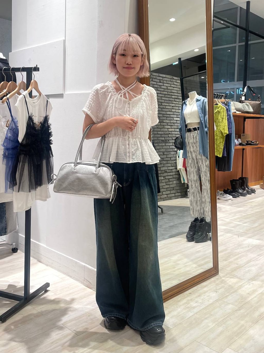 「カジュアル、個性派、差し色コーデ、オーバーサイズ、PAGEBOY、PBLIM、古着MIX、レイヤードスタイル、カジュアルコーデ、ブラウス、デニムパンツ」｜「PAGEBOYのプラットチャンキースニーカー（スニーカー、ブラック系）」を使った、nya2kichanさん（レディース・158cm）の夏コーディネートの2枚目の写真