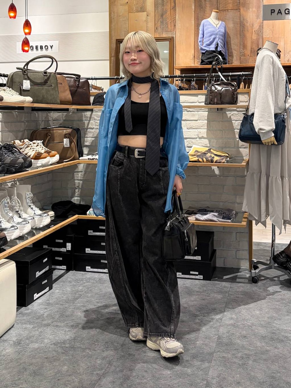 ブラック系のキャミソール、グレー系のネクタイ、ブラック系のショルダーバッグを着用したレディースの春コーディネートの7枚目の写真