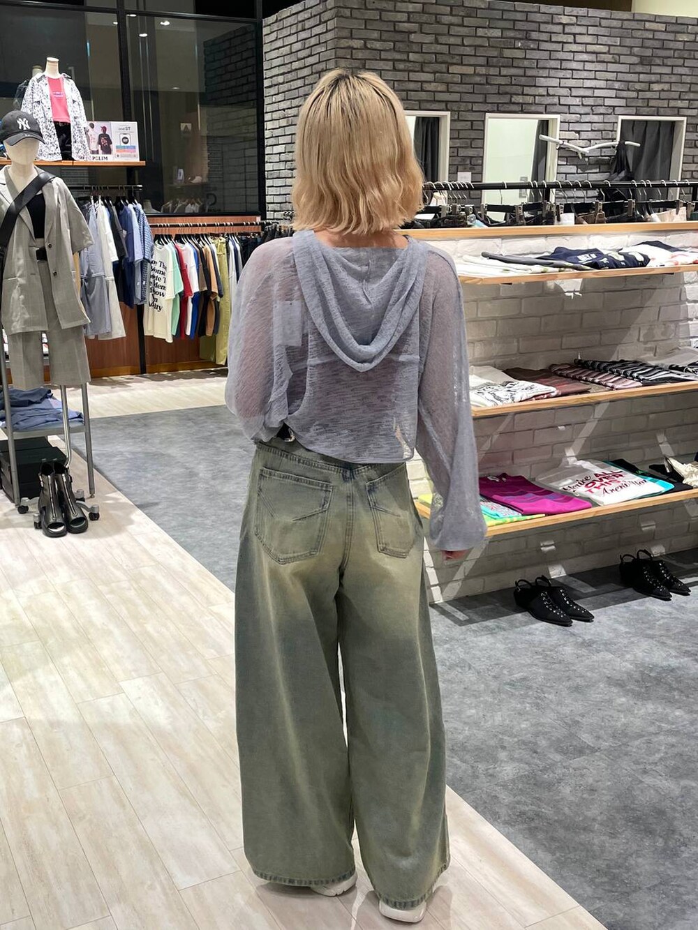 「カジュアル、個性派、差し色コーデ、オーバーサイズ、PAGEBOY、PBLIM、古着MIX、レイヤードスタイル、サンダル、厚底サンダル、日焼け止め、カジュアルコーデ、ストリート、デニムパンツ、ワイドパンツ」｜「PAGEBOYのモードバックルベルト3（ベルト、ブラック系）」を使った、nya2kichanさん（レディース・158cm）の夏コーディネートの4枚目の写真