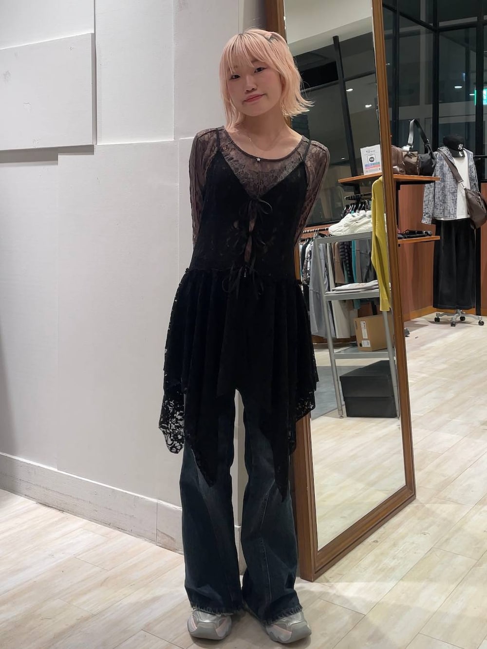 「カジュアル、個性派、差し色コーデ、オーバーサイズ、PAGEBOY、PBLIM、古着MIX、レイヤードスタイル、カジュアルコーデ、Y2K、韓国系、韓国ファッション」｜「PAGEBOYのスリムレッグフレアデニム【4color/4size】（デニムパンツ、ブルー系）」を使った、nya2kichanさん（レディース・158cm）の秋コーディネートの3枚目の写真