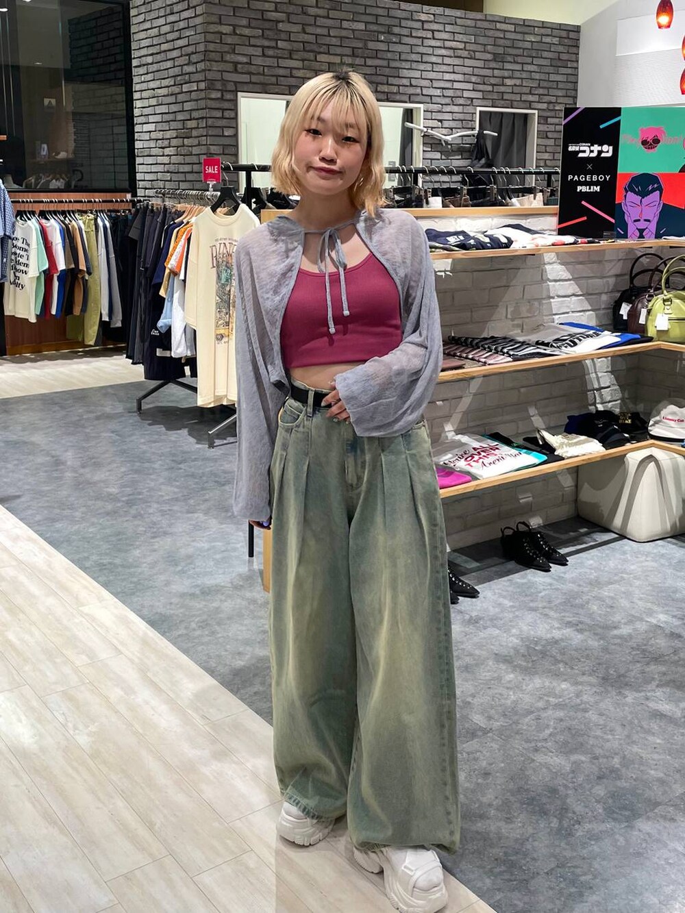 「カジュアル、個性派、差し色コーデ、オーバーサイズ、PAGEBOY、PBLIM、古着MIX、レイヤードスタイル、サンダル、厚底サンダル、日焼け止め、カジュアルコーデ、ストリート、デニムパンツ、ワイドパンツ」｜「PAGEBOYのモードバックルベルト3（ベルト、ブラック系）」を使った、nya2kichanさん（レディース・158cm）の夏コーディネートの2枚目の写真