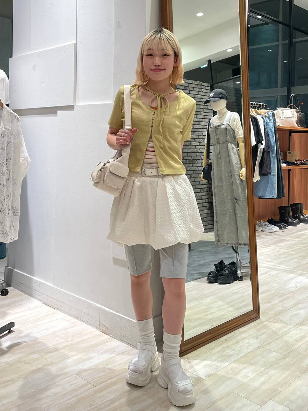 「カジュアル、個性派、差し色コーデ、オーバーサイズ、PAGEBOY、PBLIM、古着MIX、レイヤードスタイル、カジュアルコーデ、ミニスカート、ショートパンツ、韓国系、韓国ファッション、サンダル」｜「PAGEBOYのダッドコンビスポサン（サンダル、ホワイト系）」を使った、nya2kichanさん（レディース・158cm）の夏コーディネートの4枚目の写真