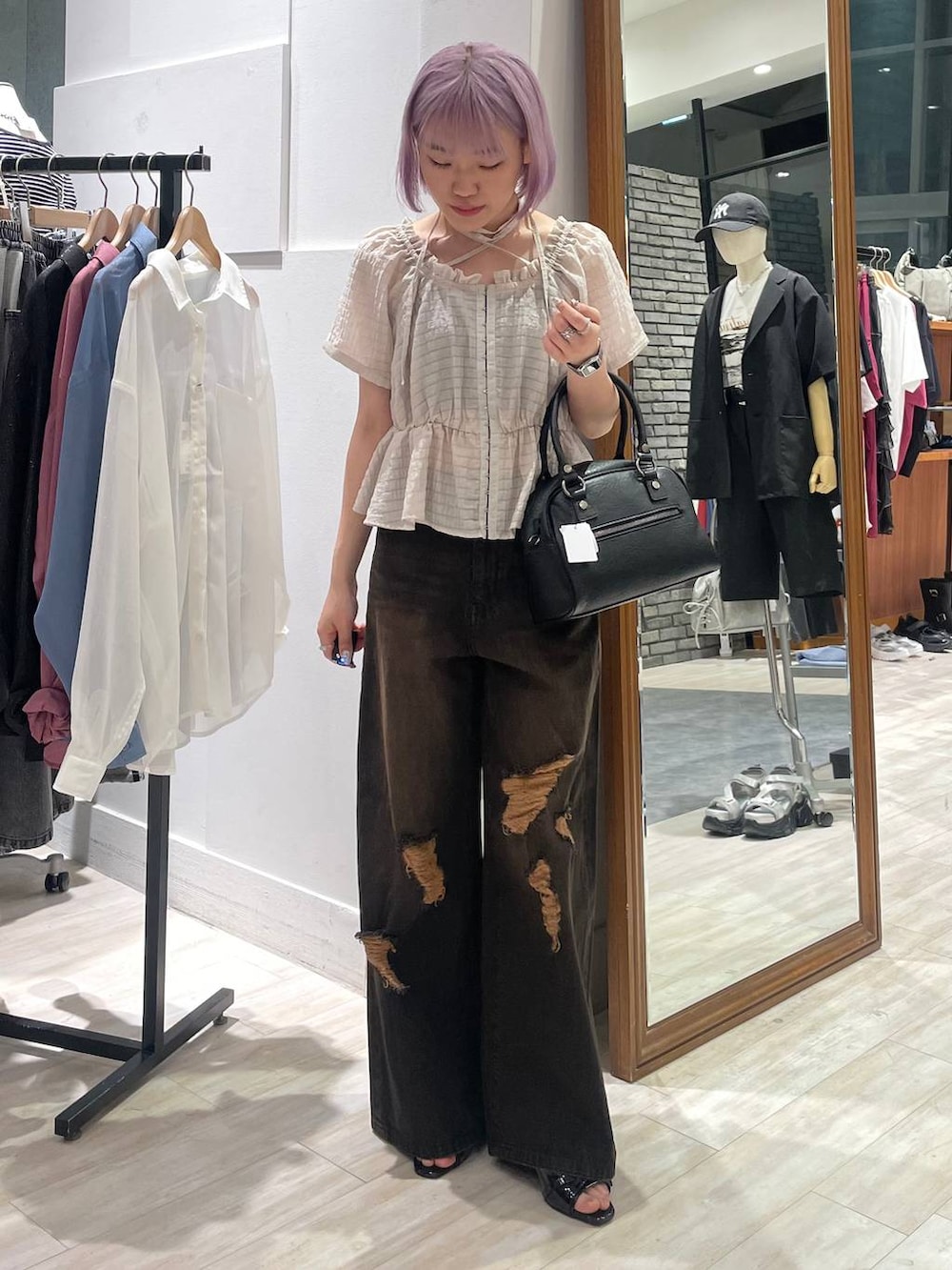 「カジュアル、個性派、差し色コーデ、オーバーサイズ、PAGEBOY、PBLIM、古着MIX、レイヤードスタイル、パンプス、デニムパンツ、ブラウス、カジュアルコーデ」｜「PAGEBOYのクラシックデニムパンツ（デニムパンツ、ブラック系）」を使った、nya2kichanさん（レディース・158cm）の夏コーディネートの3枚目の写真