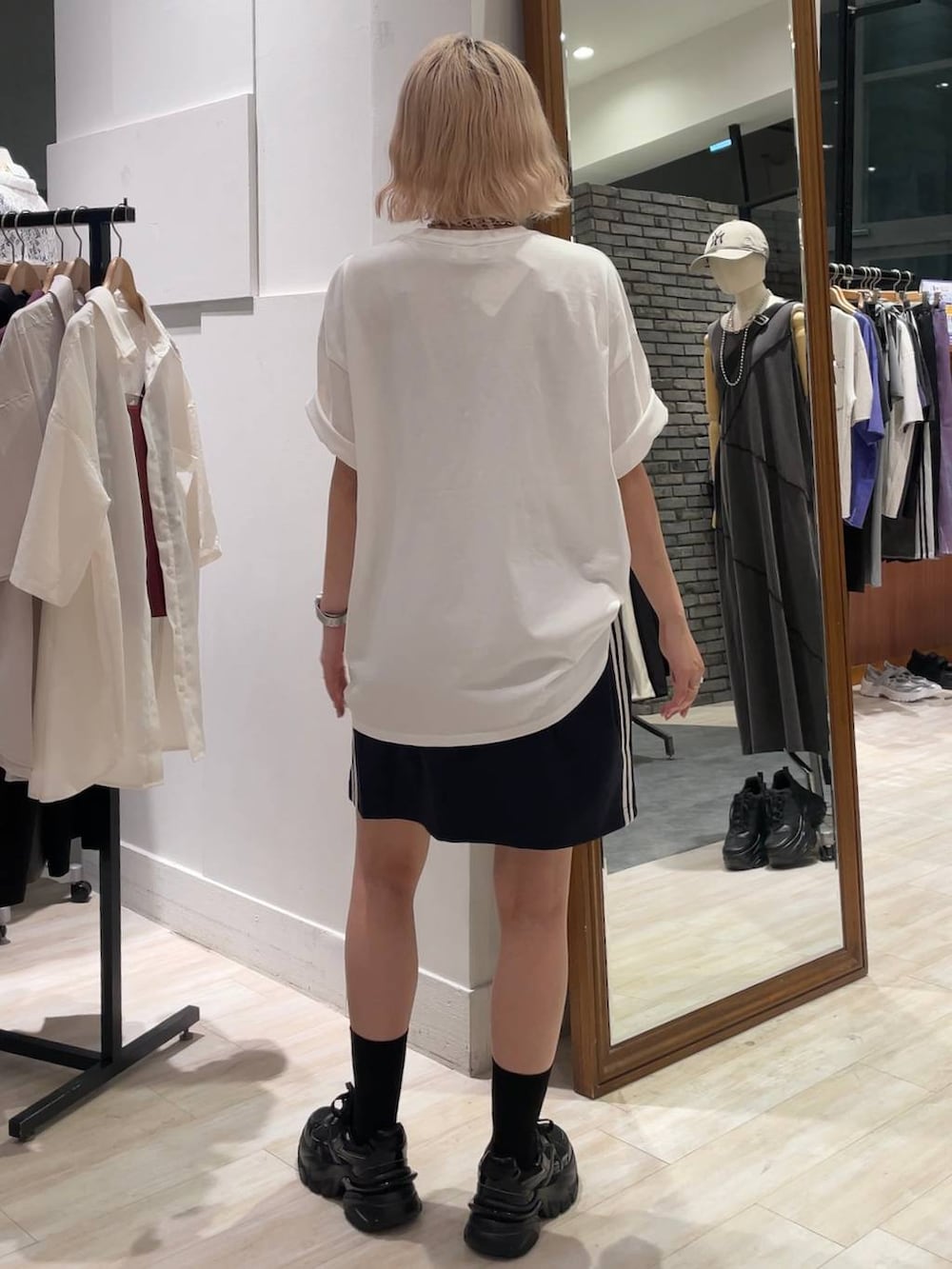 「個性派、差し色コーデ、オーバーサイズ、PAGEBOY、PBLIM、古着MIX、レイヤードスタイル、カジュアル、カジュアルコーデ、韓国系、韓国ファッション、Tシャツ」｜「PAGEBOYのダットコンビソールスニーカー（スニーカー、ブラック系）」を使った、nya2kichanさん（レディース・158cm）の夏コーディネートの2枚目の写真
