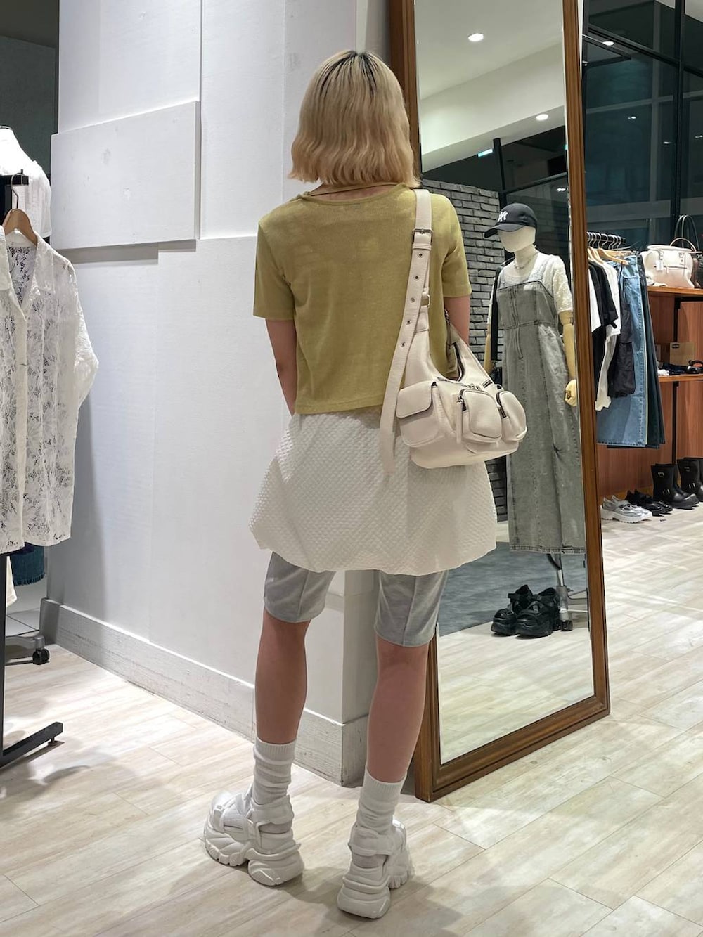 「カジュアル、個性派、差し色コーデ、オーバーサイズ、PAGEBOY、PBLIM、古着MIX、レイヤードスタイル、カジュアルコーデ、ミニスカート、ショートパンツ、韓国系、韓国ファッション、サンダル」｜「PAGEBOYのダッドコンビスポサン（サンダル、ホワイト系）」を使った、nya2kichanさん（レディース・158cm）の夏コーディネートの5枚目の写真