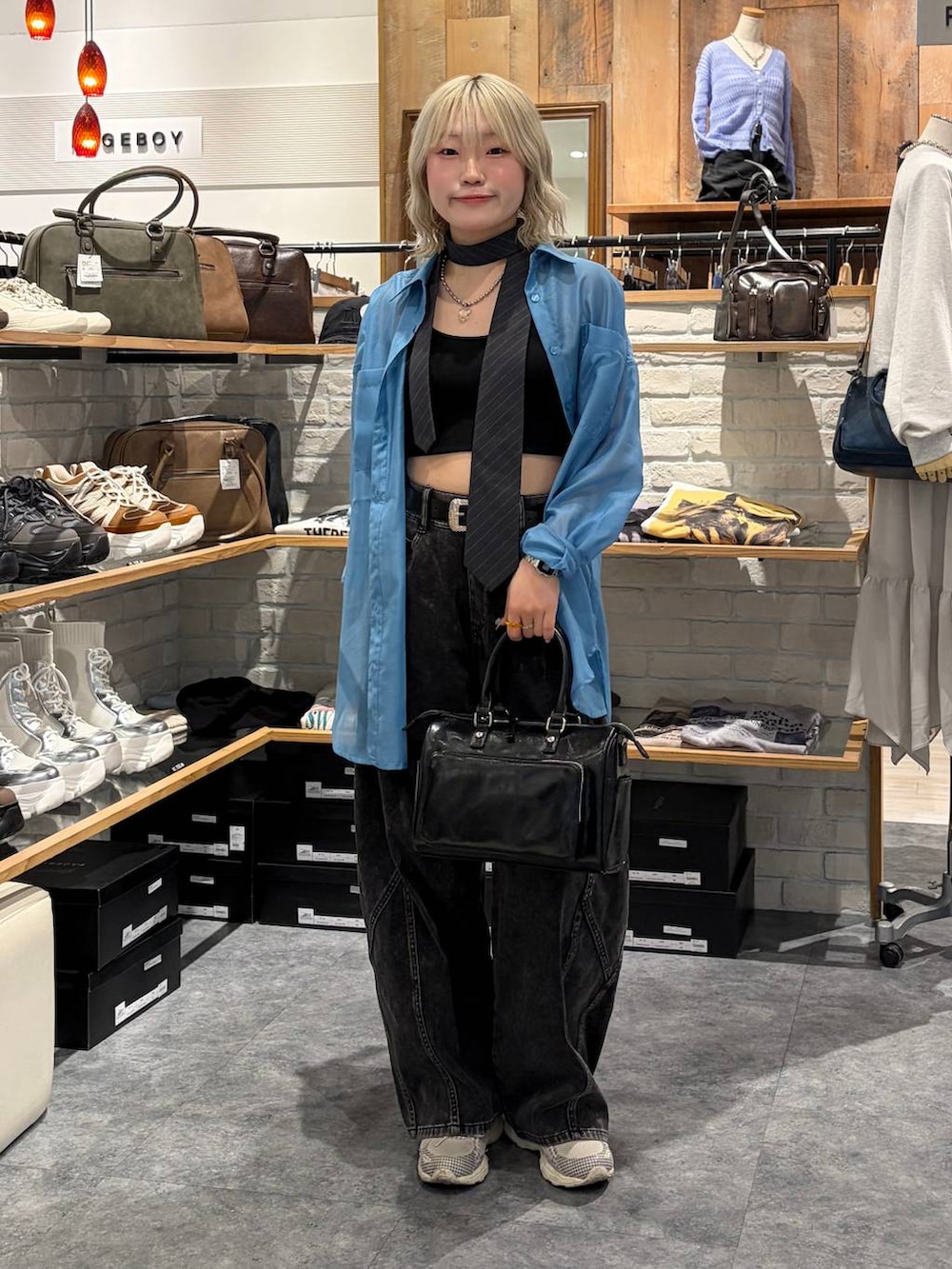 ブラック系のキャミソール、グレー系のネクタイ、ブラック系のショルダーバッグを着用したレディースの春コーディネートの8枚目の写真