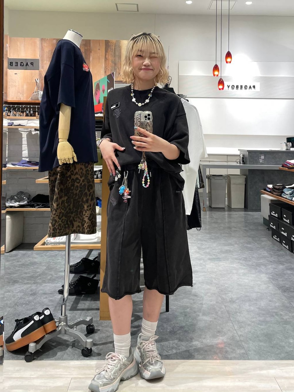 「カジュアル、個性派、差し色コーデ、オーバーサイズ、PAGEBOY、PBLIM、古着MIX、レイヤードスタイル、ハーフパンツ、セットアップ、メンズライク、カジュアルコーデ、スウェットパンツ、スウェット、Tシャツ」｜「PBLIMの《UNISEX/セットアップ対応》アップリケロゴプルオーバー（Tシャツ/カットソー、ブラック系）」を使った、nya2kichanさん（レディース・158cm）の夏コーディネートの2枚目の写真