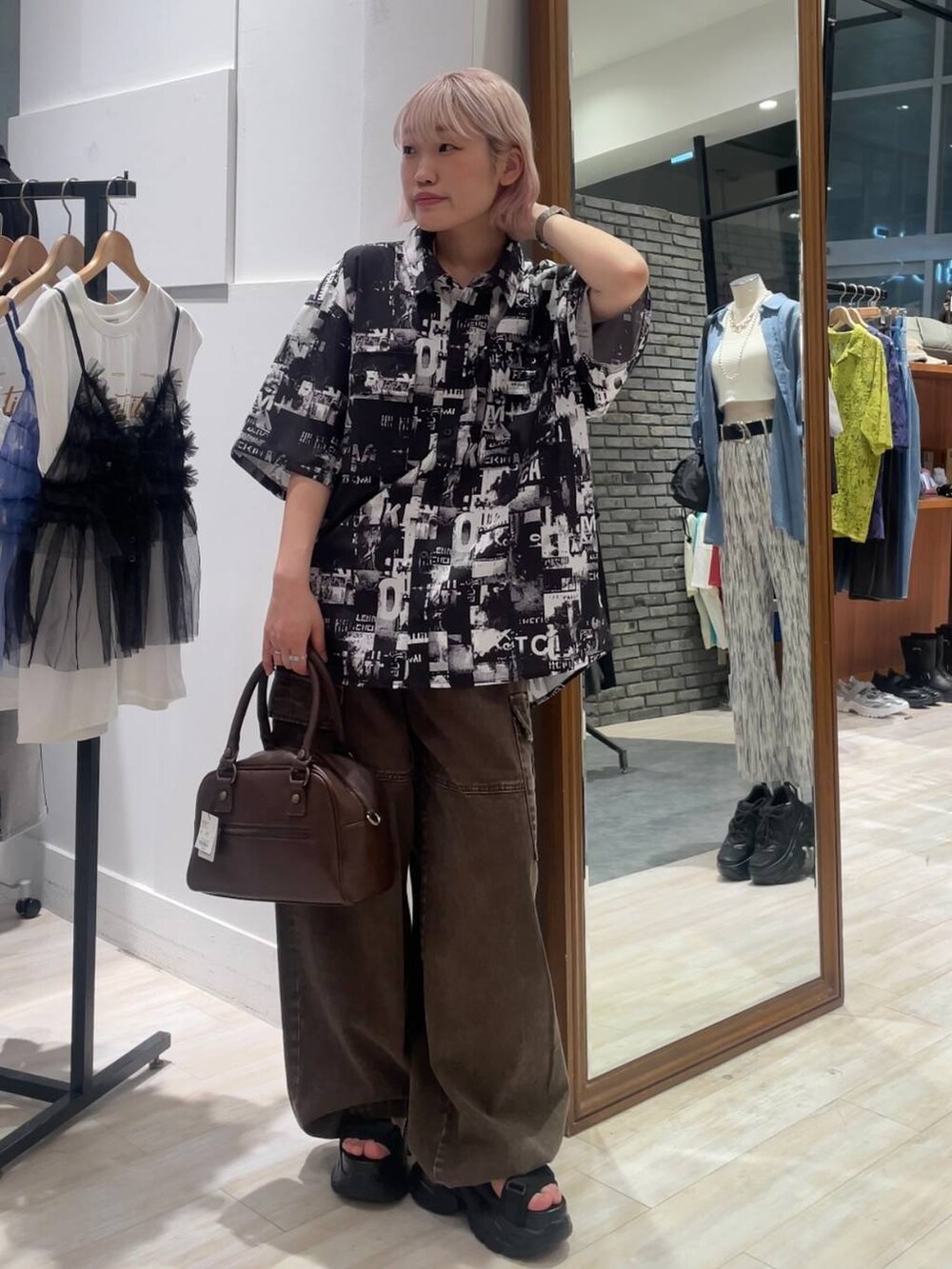 「メンズライク、デニムパンツ、柄シャツ、カジュアル、個性派、差し色コーデ、オーバーサイズ、PAGEBOY、PBLIM、古着MIX、レイヤードスタイル、シャツ、シャツスタイル」｜「PAGEBOYのダッドコンビスポサン（サンダル、ブラック系）」を使った、nya2kichanさん（レディース・158cm）の夏コーディネートの4枚目の写真