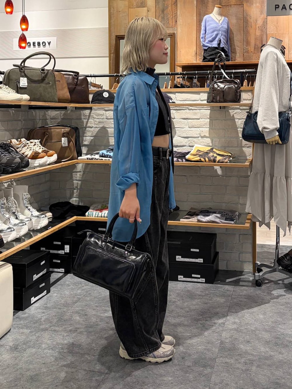 ブラック系のキャミソール、グレー系のネクタイ、ブラック系のショルダーバッグを着用したレディースの春コーディネートの4枚目の写真