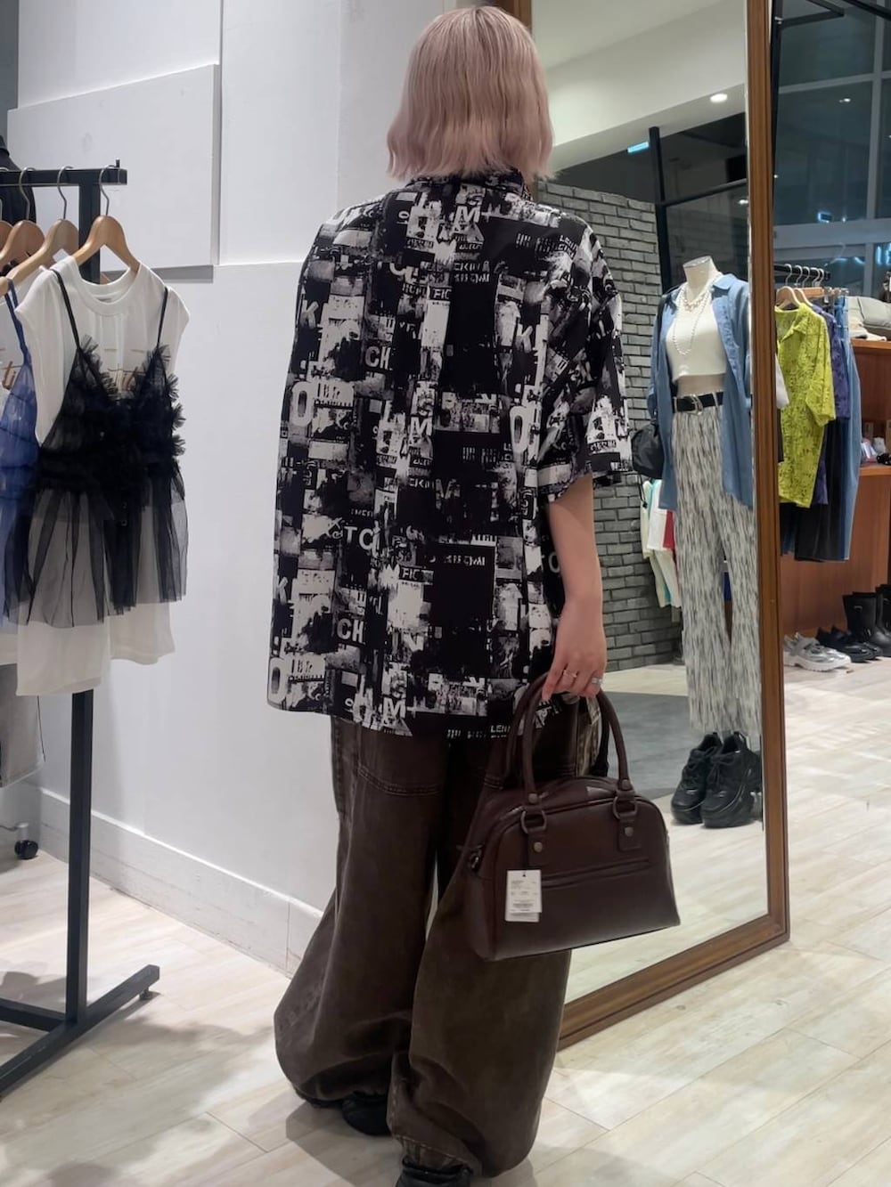 「メンズライク、デニムパンツ、柄シャツ、カジュアル、個性派、差し色コーデ、オーバーサイズ、PAGEBOY、PBLIM、古着MIX、レイヤードスタイル、シャツ、シャツスタイル」｜「PAGEBOYのダッドコンビスポサン（サンダル、ブラック系）」を使った、nya2kichanさん（レディース・158cm）の夏コーディネートの3枚目の写真