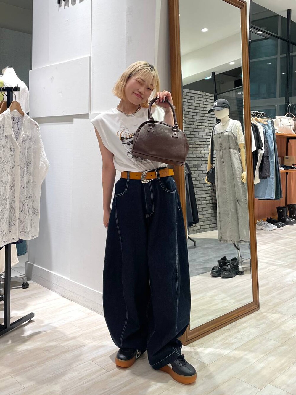 「スニーカー、カジュアル、個性派、差し色コーデ、オーバーサイズ、PAGEBOY、PBLIM、古着MIX、レイヤードスタイル、ブラウン、カジュアルコーデ、Tシャツ、ノースリーブ、メンズライク」｜「PAGEBOYのLMﾊﾟﾚﾙﾓELEVATA（スニーカー、ブラック系）」を使った、nya2kichanさん（レディース・158cm）の夏コーディネートの2枚目の写真