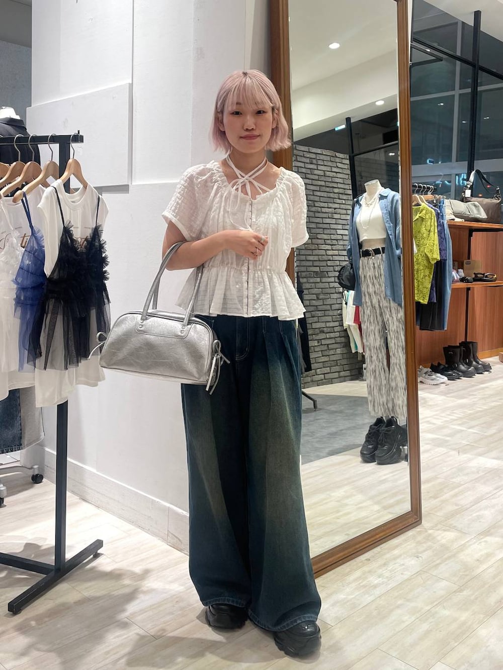 「カジュアル、個性派、差し色コーデ、オーバーサイズ、PAGEBOY、PBLIM、古着MIX、レイヤードスタイル、カジュアルコーデ、ブラウス、デニムパンツ」｜「PAGEBOYのプラットチャンキースニーカー（スニーカー、ブラック系）」を使った、nya2kichanさん（レディース・158cm）の夏コーディネートの4枚目の写真