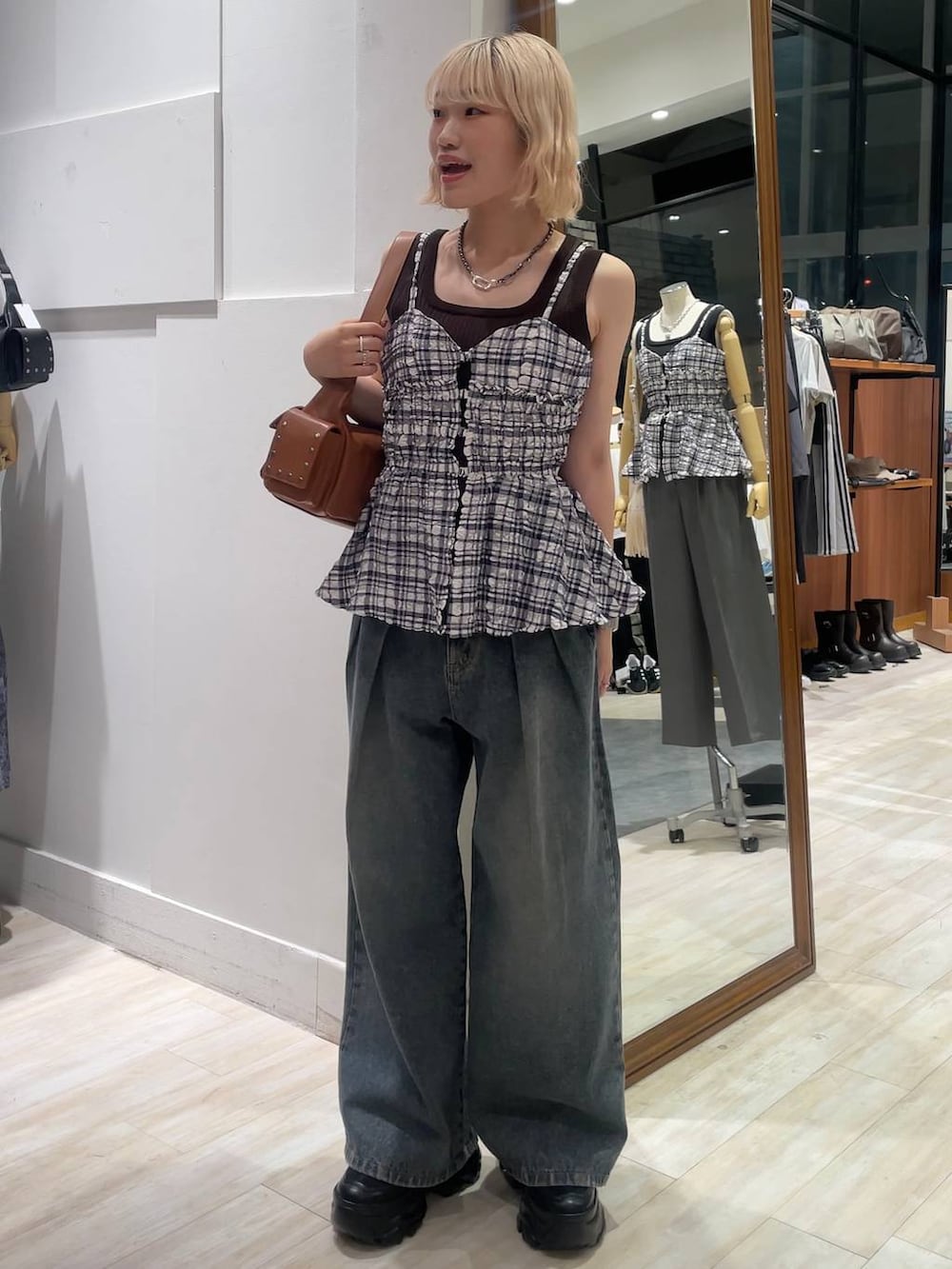 「カジュアル、個性派、差し色コーデ、オーバーサイズ、PAGEBOY、PBLIM、古着MIX、レイヤードスタイル、カジュアルコーデ、韓国系、韓国ファッション、デニムパンツ、ビスチェ、ノースリーブ、タンクトップ」｜「PAGEBOYのプラットチャンキースニーカー（スニーカー、ブラック系）」を使った、nya2kichanさん（レディース・158cm）の夏コーディネートの5枚目の写真