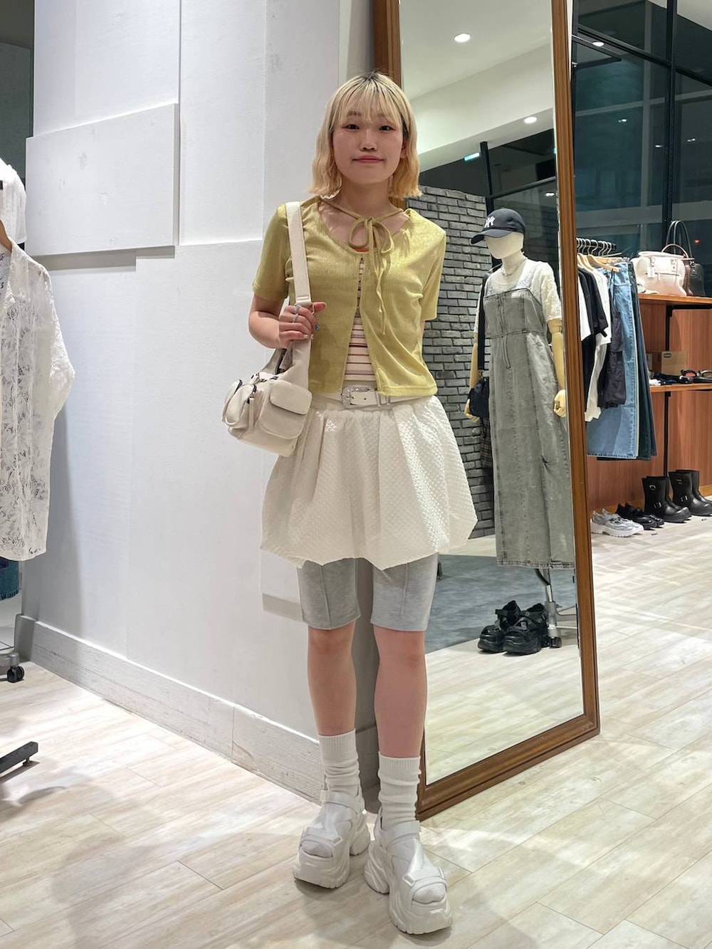 「カジュアル、個性派、差し色コーデ、オーバーサイズ、PAGEBOY、PBLIM、古着MIX、レイヤードスタイル、カジュアルコーデ、ミニスカート、ショートパンツ、韓国系、韓国ファッション、サンダル」｜「PAGEBOYのダッドコンビスポサン（サンダル、ホワイト系）」を使った、nya2kichanさん（レディース・158cm）の夏コーディネートの2枚目の写真