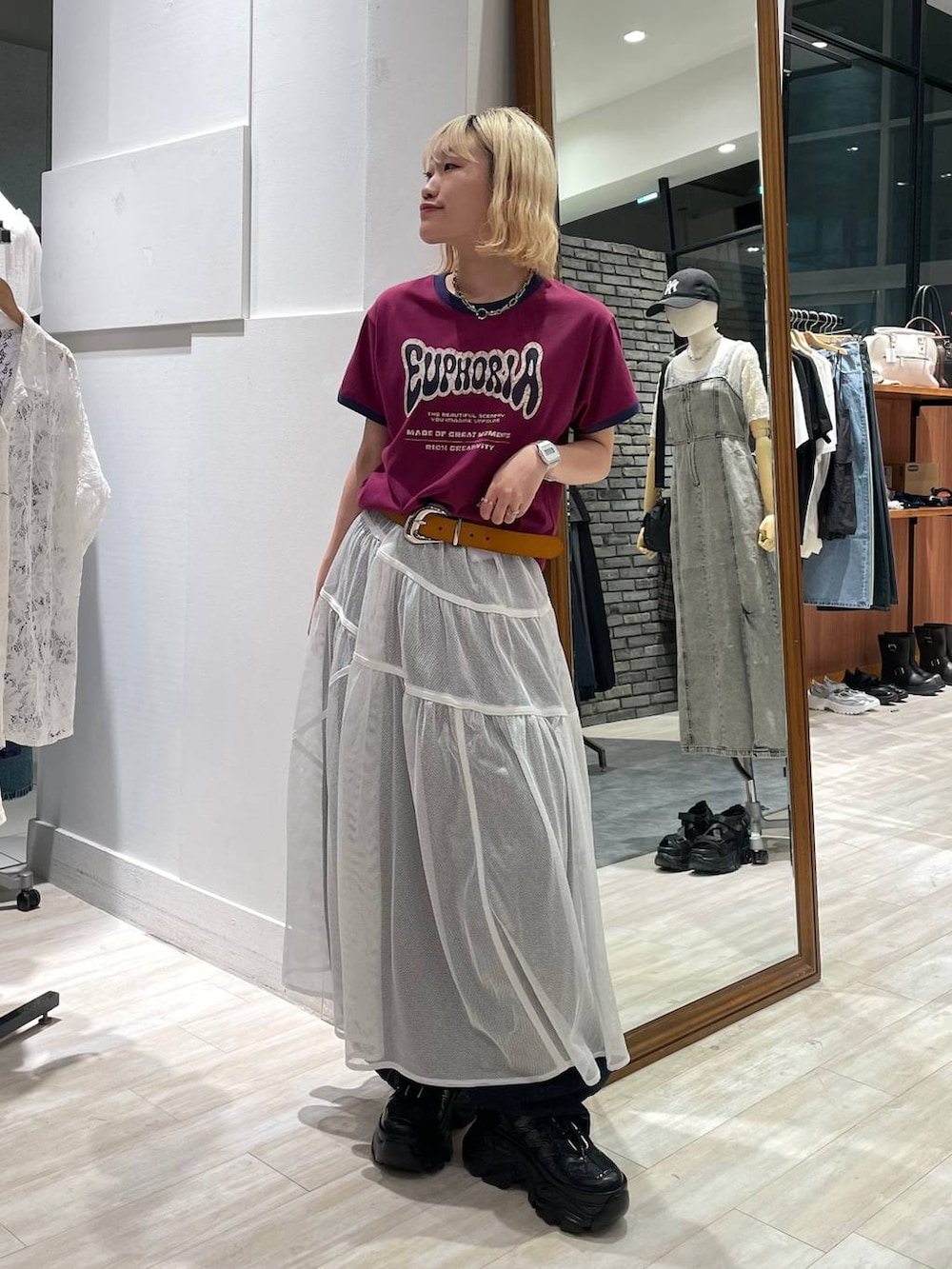 「カジュアル、個性派、差し色コーデ、オーバーサイズ、PAGEBOY、PBLIM、古着MIX、レイヤードスタイル、Tシャツ、カジュアルコーデ、ロングスカート、デニムパンツ」｜「PAGEBOYのプラットチャンキースニーカー（スニーカー、ブラック系）」を使った、nya2kichanさん（レディース・158cm）の夏コーディネートの2枚目の写真