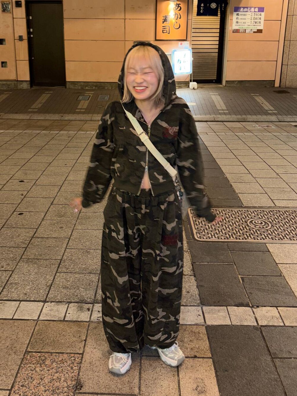 その他のスウェットパンツ、その他のパーカーを着用したレディースの秋コーディネートの2枚目の写真