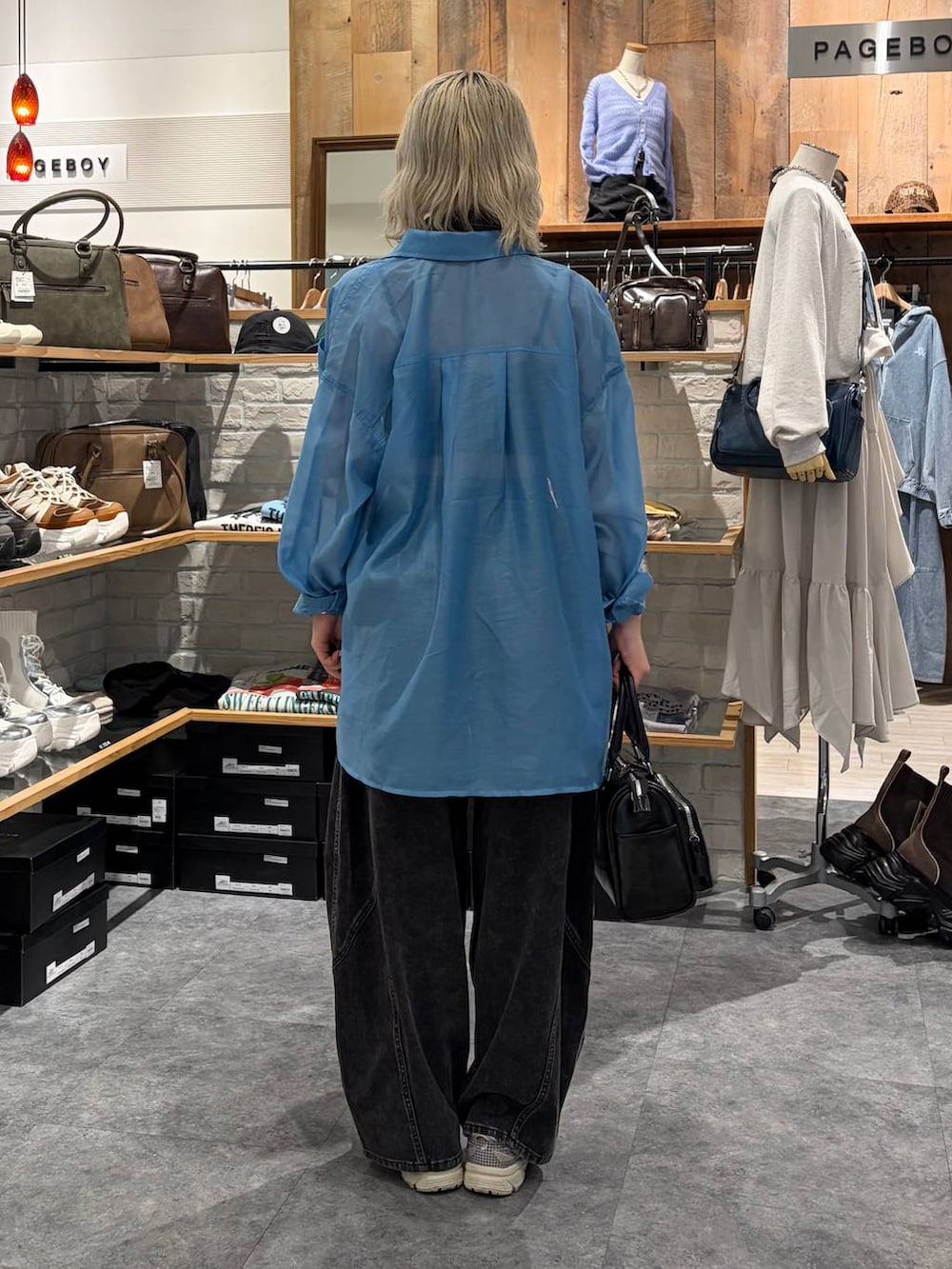 ブラック系のキャミソール、グレー系のネクタイ、ブラック系のショルダーバッグを着用したレディースの春コーディネートの5枚目の写真