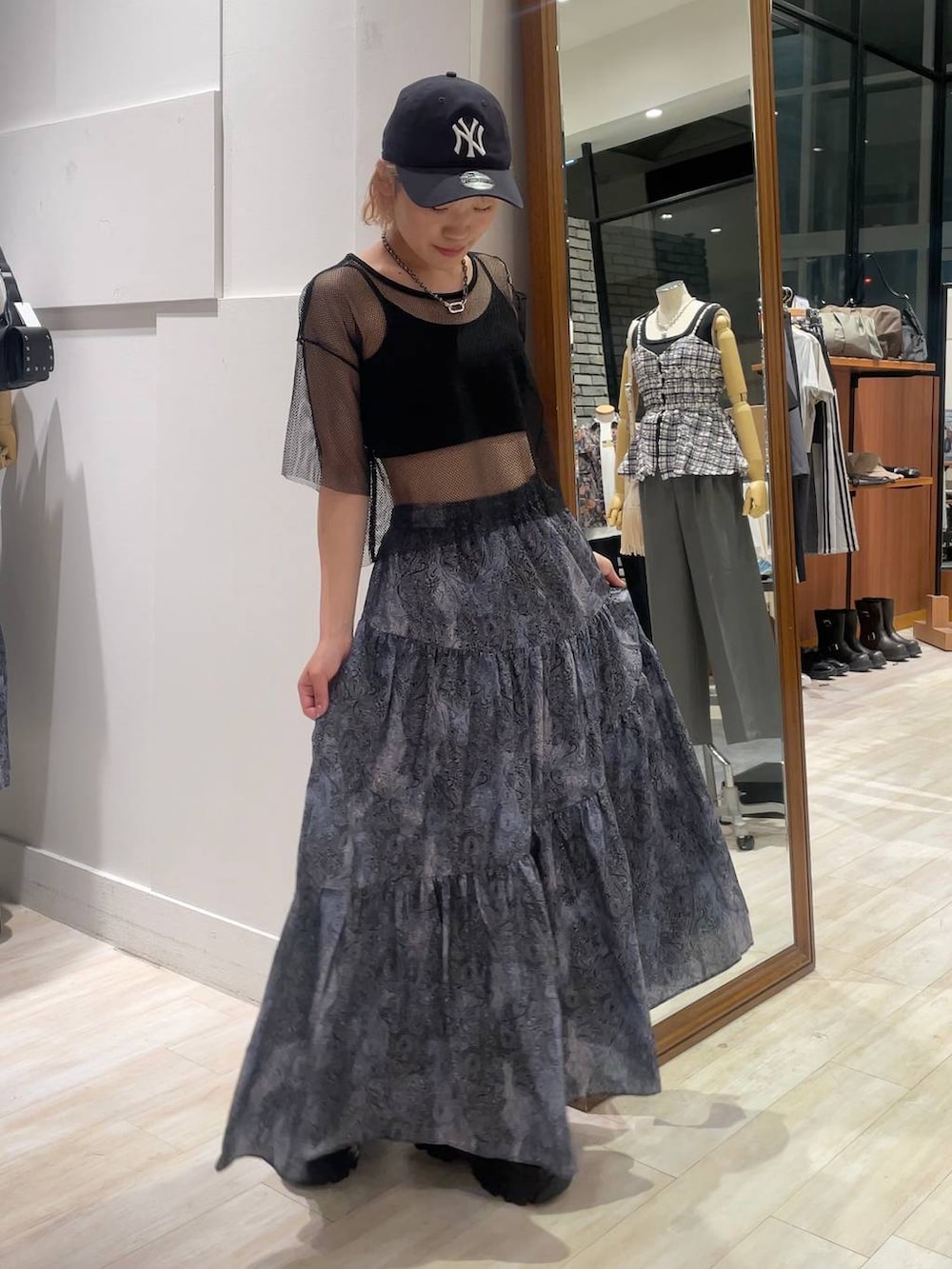 「カジュアル、個性派、差し色コーデ、オーバーサイズ、PAGEBOY、PBLIM、古着MIX、レイヤードスタイル、スカート、ロングスカート、キャップ」｜「PAGEBOYのプラットチャンキースニーカー（スニーカー、ブラック系）」を使った、nya2kichanさん（レディース・158cm）の夏コーディネートの2枚目の写真