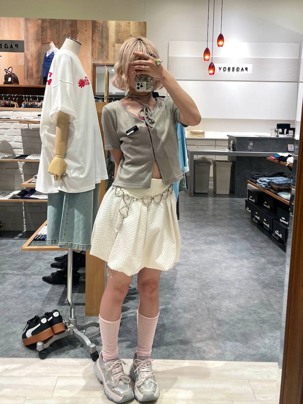 「カジュアル、個性派、差し色コーデ、オーバーサイズ、PAGEBOY、PBLIM、古着MIX、レイヤードスタイル、キラキラアイテム、ミニスカート、スカート」｜「PAGEBOYのカップツキFITキャミ（キャミソール、レッド系）」を使った、nya2kichanさん（レディース・158cm）の夏コーディネートの3枚目の写真