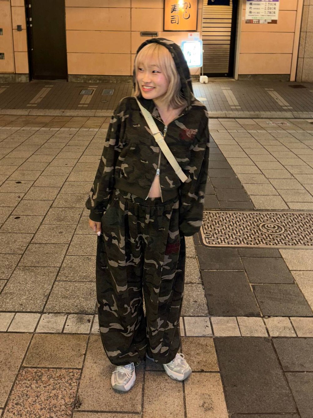 その他のスウェットパンツ、その他のパーカーを着用したレディースの秋コーディネートの4枚目の写真