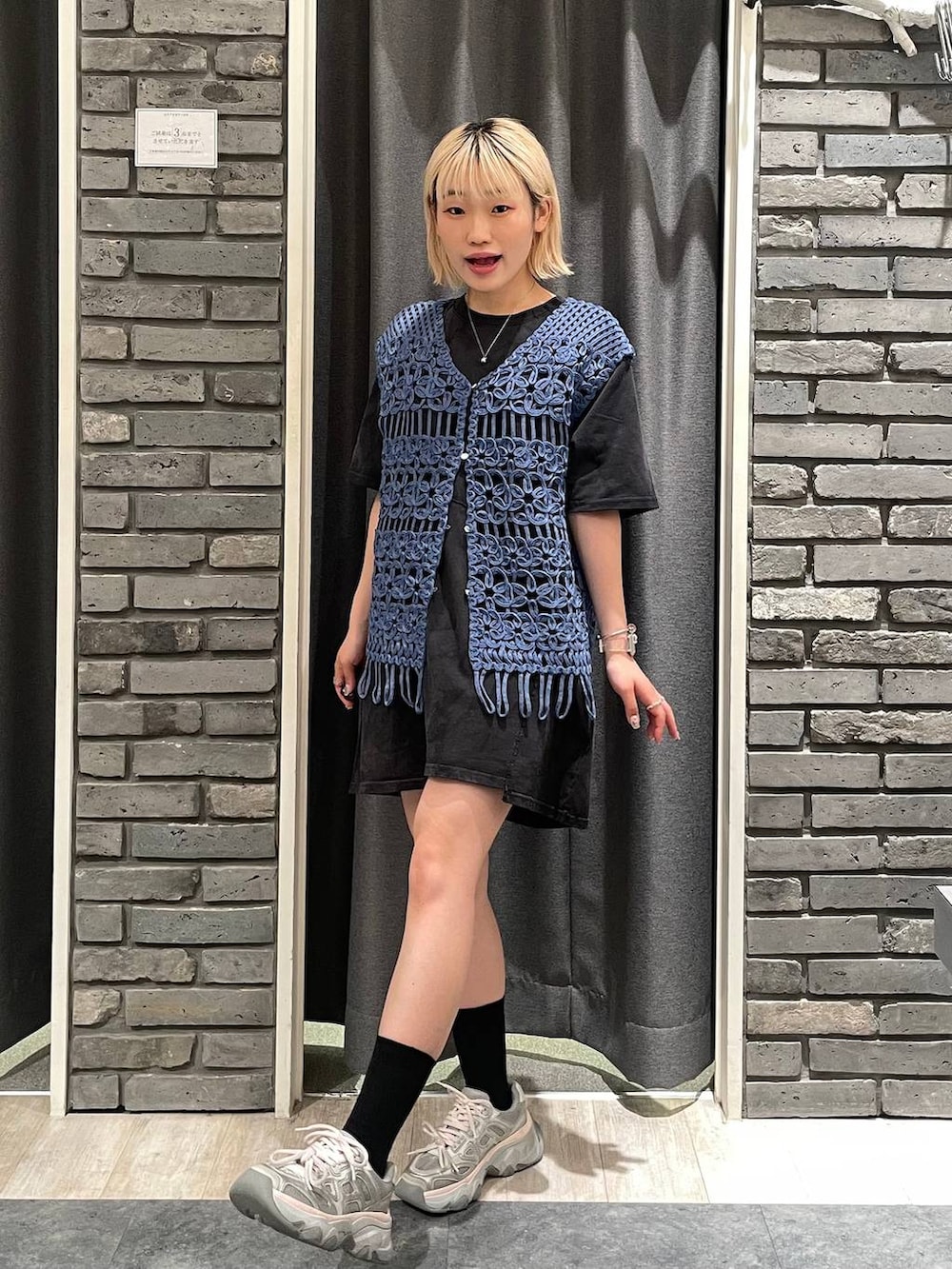 「カジュアル、個性派、差し色コーデ、オーバーサイズ、PAGEBOY、PBLIM、古着MIX、レイヤードスタイル、カジュアルコーデ、ワンピース、Tシャツ、韓国系、韓国ファッション、スポーティ、メンズライク」｜「PAGEBOYのクロシェレースベスト（ベスト、ブルー系）」を使った、nya2kichanさん（レディース・158cm）の夏コーディネートの4枚目の写真