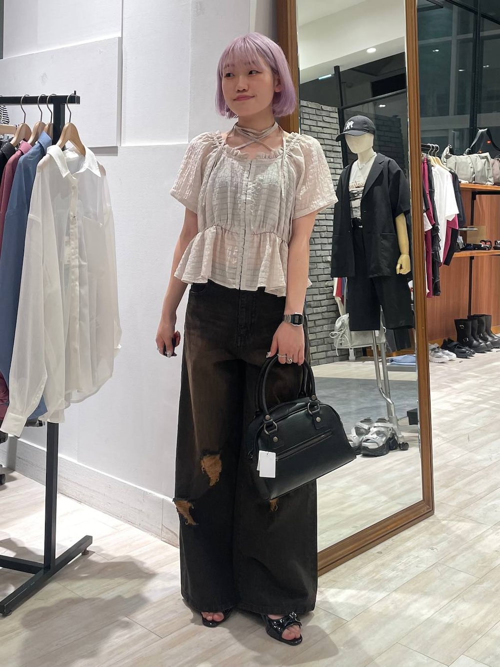 「カジュアル、個性派、差し色コーデ、オーバーサイズ、PAGEBOY、PBLIM、古着MIX、レイヤードスタイル、パンプス、デニムパンツ、ブラウス、カジュアルコーデ」｜「PAGEBOYのクラシックデニムパンツ（デニムパンツ、ブラック系）」を使った、nya2kichanさん（レディース・158cm）の夏コーディネートの5枚目の写真