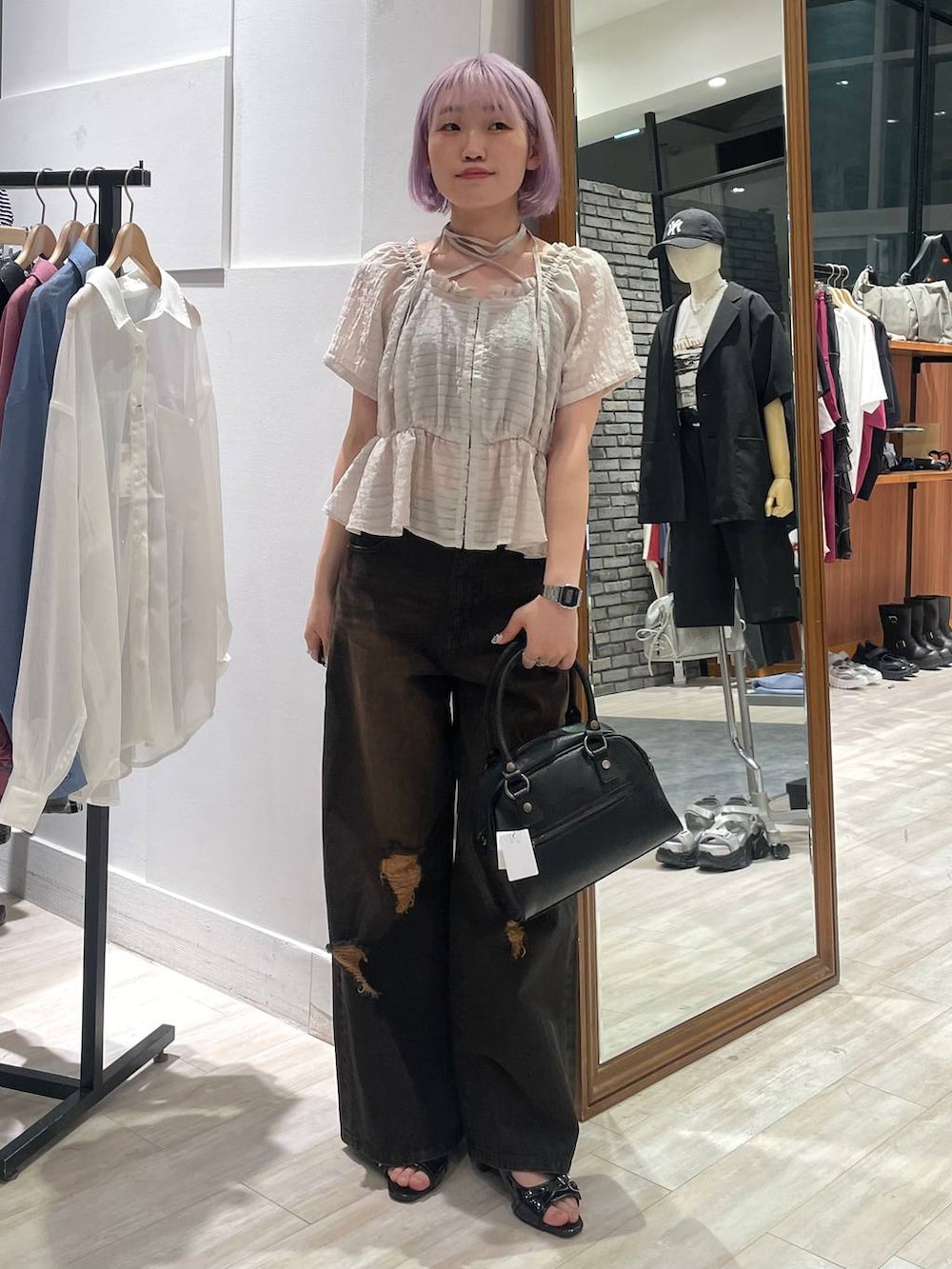 「カジュアル、個性派、差し色コーデ、オーバーサイズ、PAGEBOY、PBLIM、古着MIX、レイヤードスタイル、パンプス、デニムパンツ、ブラウス、カジュアルコーデ」｜「PAGEBOYのクラシックデニムパンツ（デニムパンツ、ブラック系）」を使った、nya2kichanさん（レディース・158cm）の夏コーディネートの2枚目の写真
