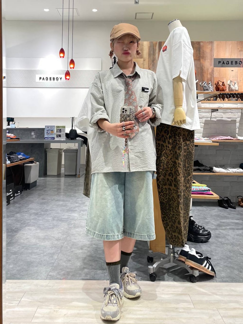 「カジュアル、個性派、差し色コーデ、オーバーサイズ、PAGEBOY、PBLIM、古着MIX、レイヤードスタイル、メンズライク、ハーフパンツ、シャツ、シャツスタイル、ネクタイ」｜「PBLIMの《UNISEX》Wラインチェックシャツ（シャツ/ブラウス、ホワイト系）」を使った、nya2kichanさん（レディース・158cm）の夏コーディネートの3枚目の写真