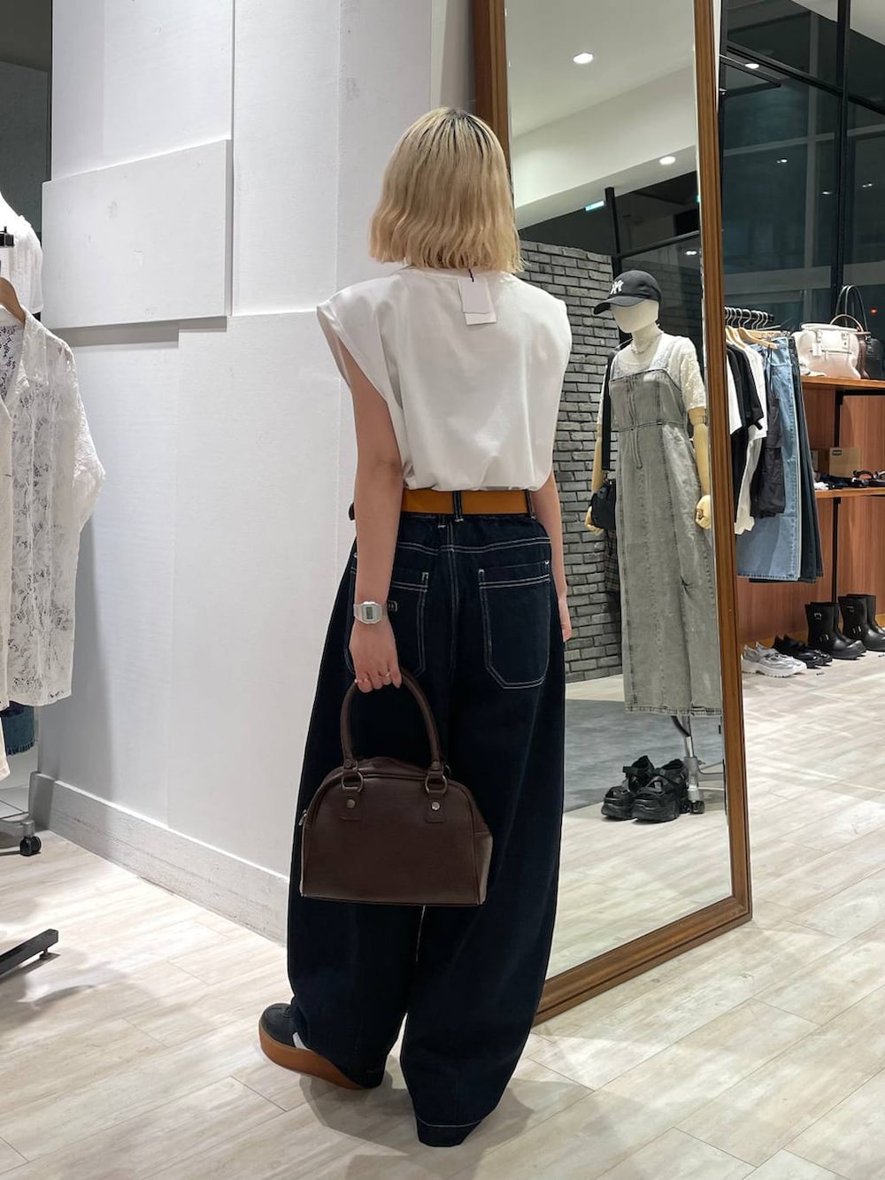 「スニーカー、カジュアル、個性派、差し色コーデ、オーバーサイズ、PAGEBOY、PBLIM、古着MIX、レイヤードスタイル、ブラウン、カジュアルコーデ、Tシャツ、ノースリーブ、メンズライク」｜「PAGEBOYのLMﾊﾟﾚﾙﾓELEVATA（スニーカー、ブラック系）」を使った、nya2kichanさん（レディース・158cm）の夏コーディネートの4枚目の写真