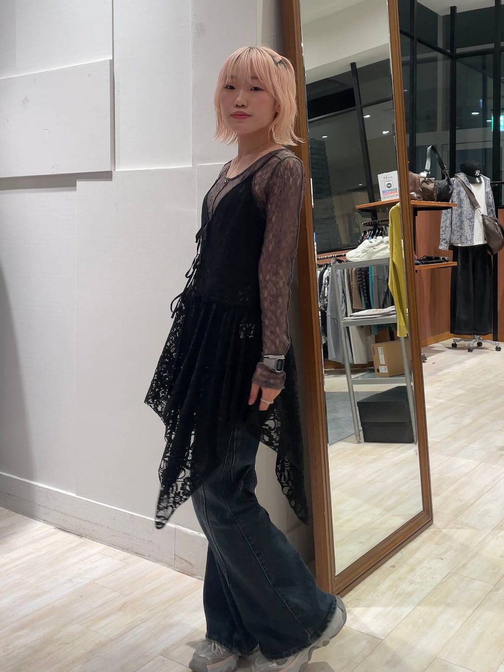 「カジュアル、個性派、差し色コーデ、オーバーサイズ、PAGEBOY、PBLIM、古着MIX、レイヤードスタイル、カジュアルコーデ、Y2K、韓国系、韓国ファッション」｜「PAGEBOYのスリムレッグフレアデニム【4color/4size】（デニムパンツ、ブルー系）」を使った、nya2kichanさん（レディース・158cm）の秋コーディネートの2枚目の写真
