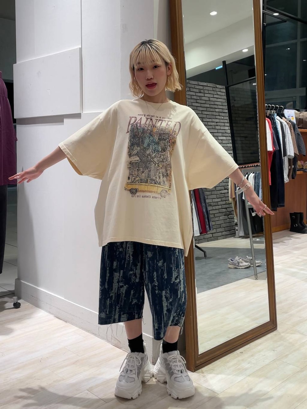 「カジュアル、個性派、差し色コーデ、オーバーサイズ、PAGEBOY、PBLIM、古着MIX、レイヤードスタイル、メンズライク、ハーフパンツ、Tシャツ、韓国系、韓国ファッション」｜「PAGEBOYのプラットチャンキースニーカー（スニーカー、ホワイト系）」を使った、nya2kichanさん（レディース・158cm）の夏コーディネートの3枚目の写真