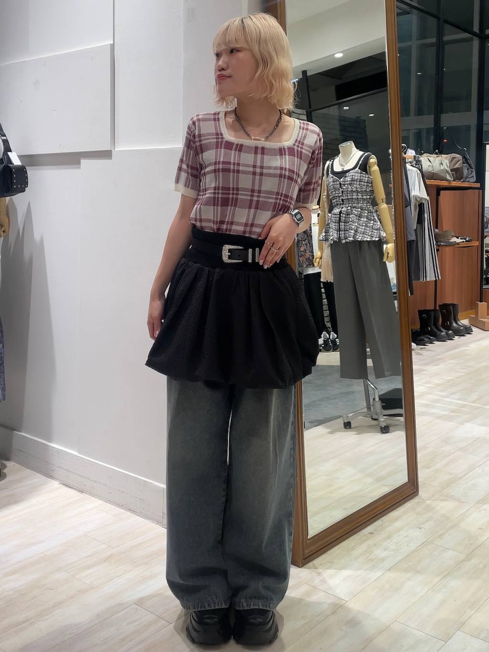 「カジュアル、個性派、差し色コーデ、オーバーサイズ、PAGEBOY、PBLIM、古着MIX、レイヤードスタイル、デニムパンツ、カジュアルコーデ、韓国系、韓国ファッション」｜「PAGEBOYのプラットチャンキースニーカー（スニーカー、ブラック系）」を使った、nya2kichanさん（レディース・158cm）の夏コーディネートの4枚目の写真