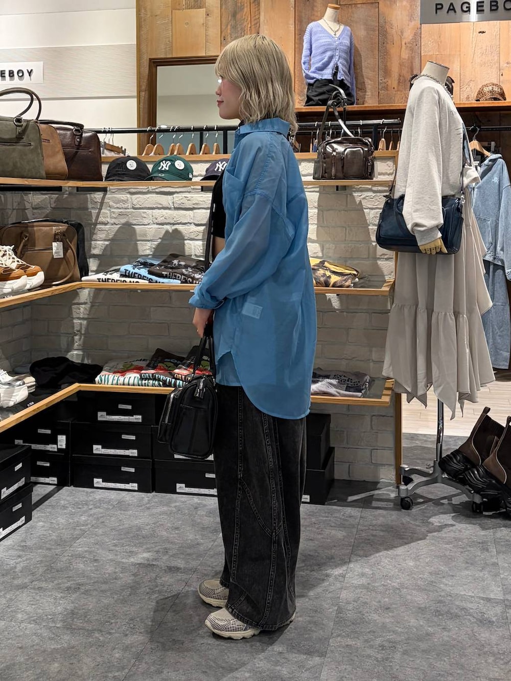 ブラック系のキャミソール、グレー系のネクタイ、ブラック系のショルダーバッグを着用したレディースの春コーディネートの6枚目の写真