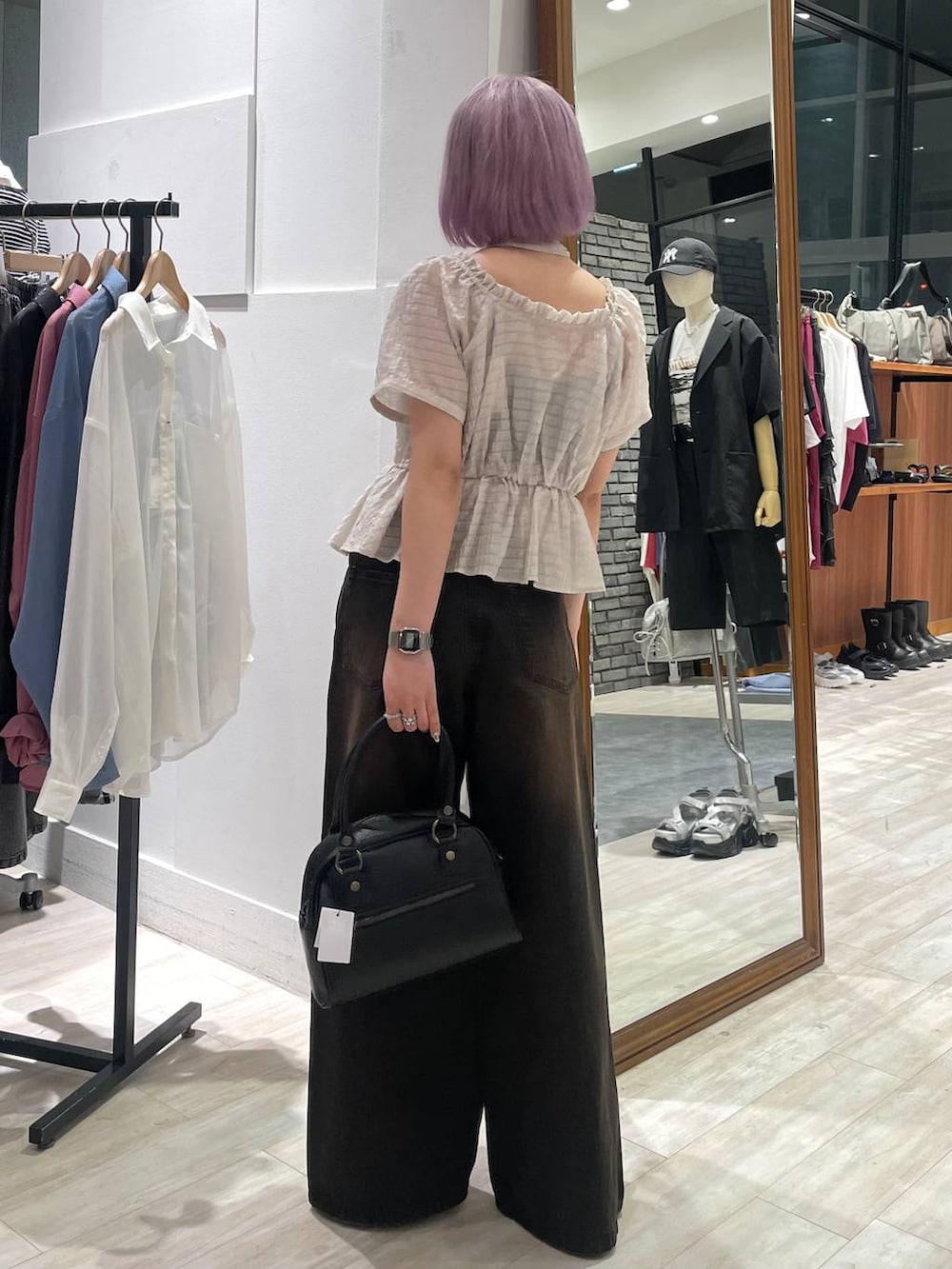 「カジュアル、個性派、差し色コーデ、オーバーサイズ、PAGEBOY、PBLIM、古着MIX、レイヤードスタイル、パンプス、デニムパンツ、ブラウス、カジュアルコーデ」｜「PAGEBOYのクラシックデニムパンツ（デニムパンツ、ブラック系）」を使った、nya2kichanさん（レディース・158cm）の夏コーディネートの4枚目の写真