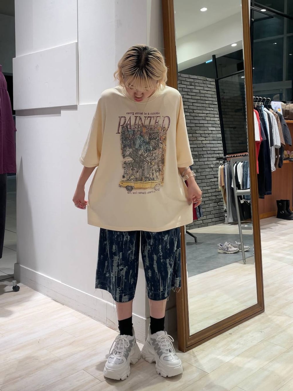 「カジュアル、個性派、差し色コーデ、オーバーサイズ、PAGEBOY、PBLIM、古着MIX、レイヤードスタイル、メンズライク、ハーフパンツ、Tシャツ、韓国系、韓国ファッション」｜「PAGEBOYのプラットチャンキースニーカー（スニーカー、ホワイト系）」を使った、nya2kichanさん（レディース・158cm）の夏コーディネートの2枚目の写真