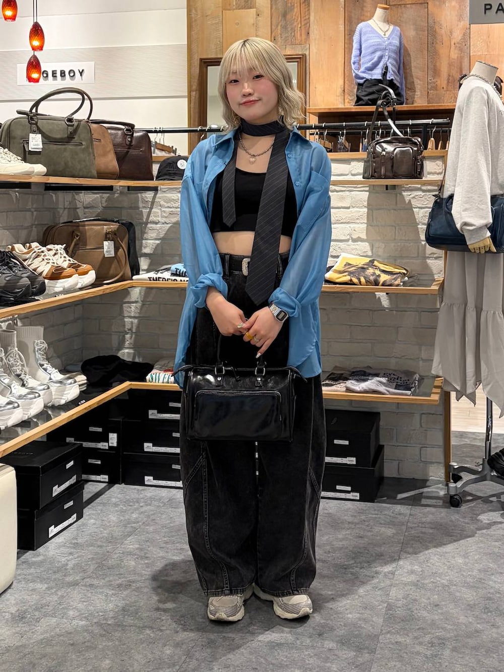 ブラック系のキャミソール、グレー系のネクタイ、ブラック系のショルダーバッグを着用したレディースの春コーディネートの3枚目の写真